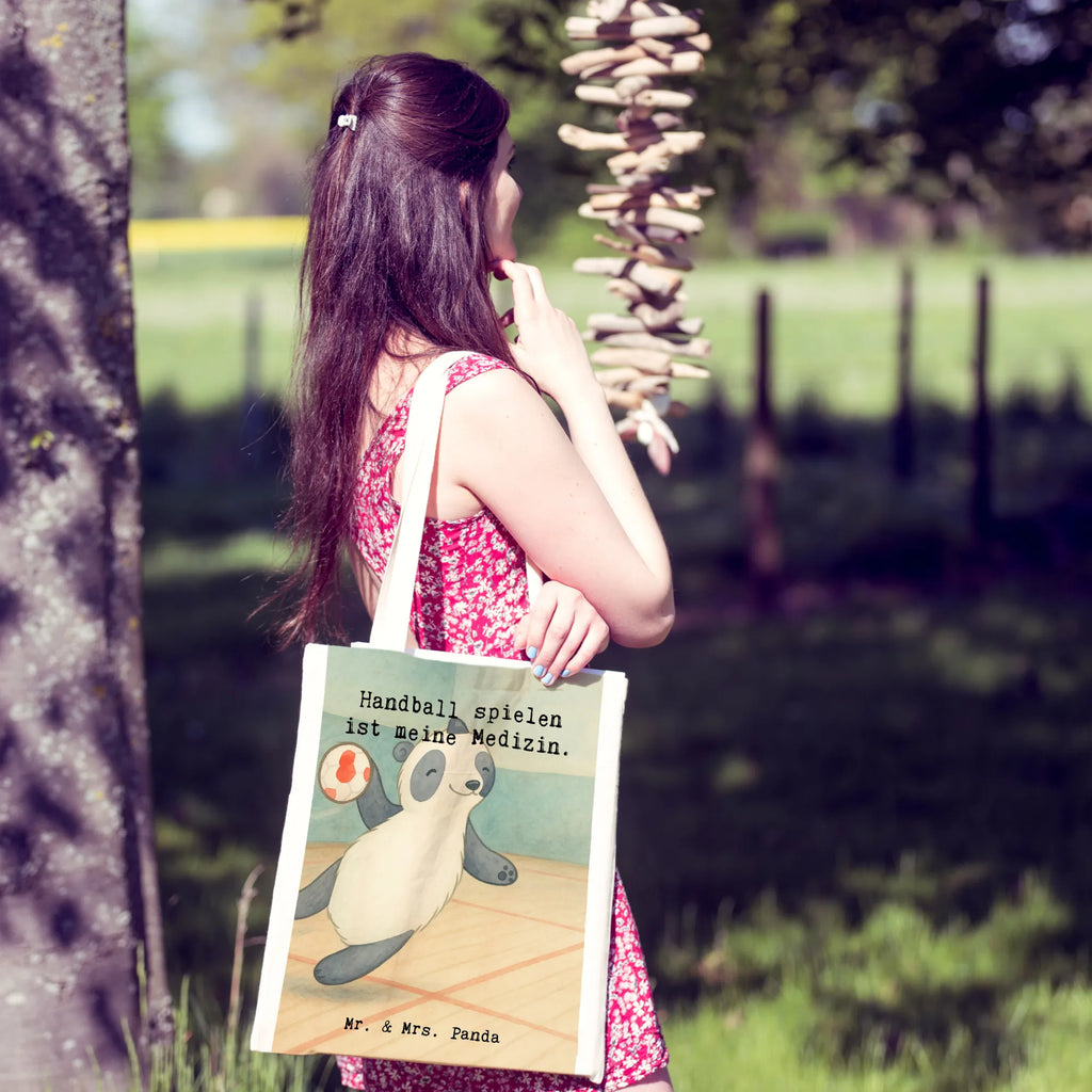 Tragetasche Panda Handball spielen Design Jutebeutel, Jutetasche, Tasche, Laptoptasche, Schultertasche, Beuteltasche, Stoffbeutel, Shopper, Einkaufstüte, Badetasche, Einkaufstasche, Stofftasche, Strandtasche, Tragetasche, Umhängetasche, Beutel, Geschenk, Sport, Sportart, Hobby, Schenken, Danke, Dankeschön, Auszeichnung, Gewinn, Sportler, Handball Verein, Handball Club, Handball Turnier, Handball spielen