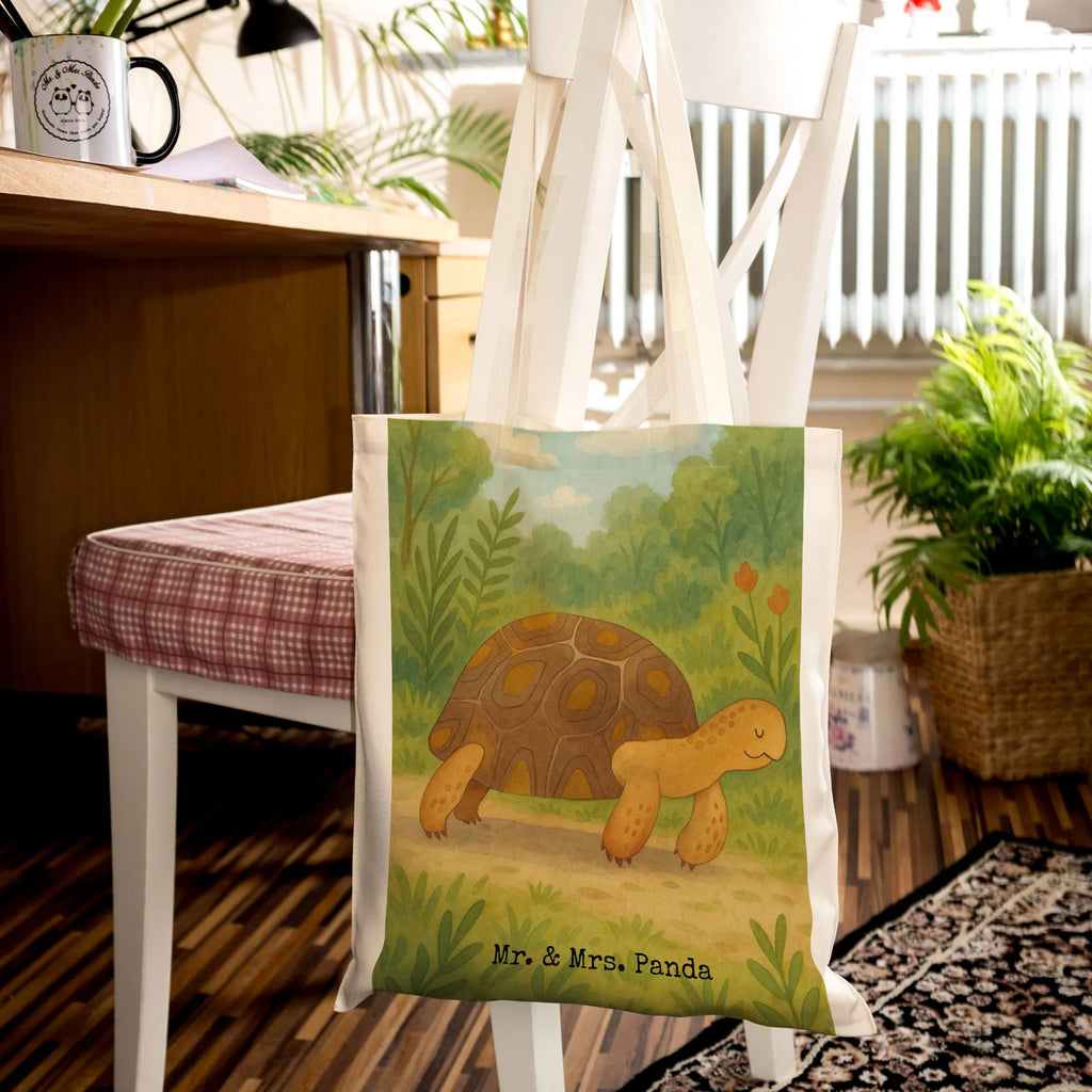 Tragetasche Schildkröte Marschieren Design Stoffbeutel, Schultertasche, Tasche, Strandtasche, Tragetasche, Umhängetasche, Beuteltasche, Einkaufstüte, Laptoptasche, Stofftasche, Shopper, Badetasche, Jutetasche, Jutebeutel, Einkaufstasche, Beutel, Meerestiere, Meer, Urlaub, Abenteuer, Schildkröte, Reiselust, get lost, Inspiration, Neustart, Motivation, Lieblingsmensch, Schildkröten