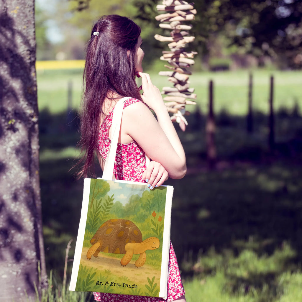 Tragetasche Schildkröte Marschieren Design Stoffbeutel, Schultertasche, Tasche, Strandtasche, Tragetasche, Umhängetasche, Beuteltasche, Einkaufstüte, Laptoptasche, Stofftasche, Shopper, Badetasche, Jutetasche, Jutebeutel, Einkaufstasche, Beutel, Meerestiere, Meer, Urlaub, Abenteuer, Schildkröte, Reiselust, get lost, Inspiration, Neustart, Motivation, Lieblingsmensch, Schildkröten