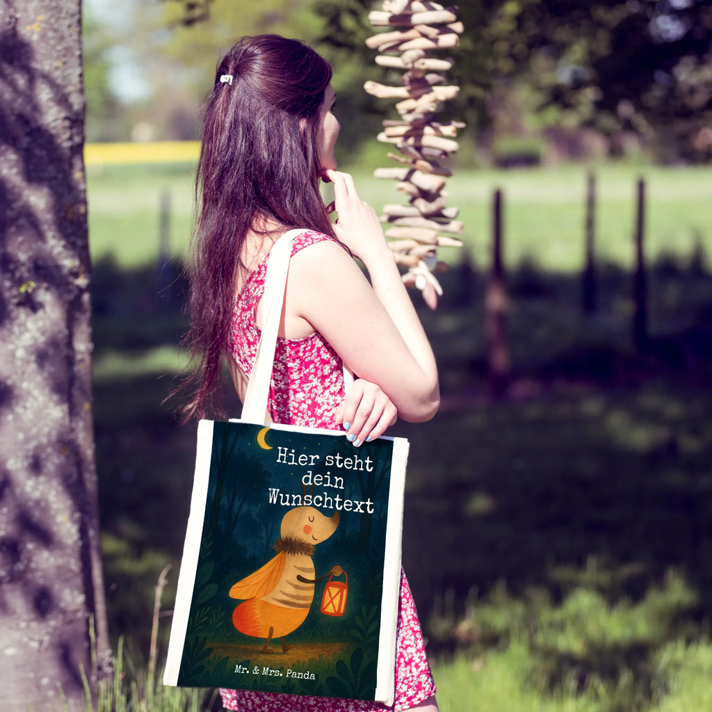 Personalisierte Tragetasche Glühwürmchen Design Einkaufstasche mit Namen, Tragetasche mit Namen, Personalisierte Tasche, Personalisierte Jutetasche, Personalisierter Jutebeutel, Personalisierter Stoffbeutel, Stoffbeutel mit Namen, Personalisierte Kindergartentasche, Personalisierte Einkaufstasche, Personalisierte Beuteltasche, Personalisierter Beutel, Tiermotive, Gute Laune, lustige Sprüche, Tiere, Liebesbeweis, Heiratsantrag, Lieblingsmensch, Liebe, Jahrestag, Leuchten, magisch, Verlobung, Glühwurm, Liebesspruch, Glühwürmchen, Falter