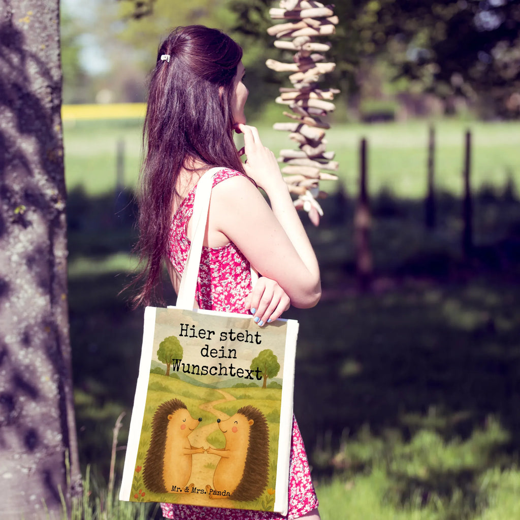 Personalisierte Tragetasche Igel Liebe Design Personalisierter Jutebeutel, Personalisierte Jutetasche, Personalisierte Kindergartentasche, Tragetasche mit Namen, Personalisierte Einkaufstasche, Personalisierte Beuteltasche, Personalisierter Beutel, Personalisierte Tasche, Einkaufstasche mit Namen, Personalisierter Stoffbeutel, Stoffbeutel mit Namen, Liebe, Partner, Freund, Freundin, Ehemann, Ehefrau, Heiraten, Verlobung, Heiratsantrag, Liebesgeschenk, Jahrestag, Hocheitstag, Hochzeitstag, Hochzeit, Geschenk, Verlobt, Verheiratet, Verliebt, Igel, Liebesbeweis