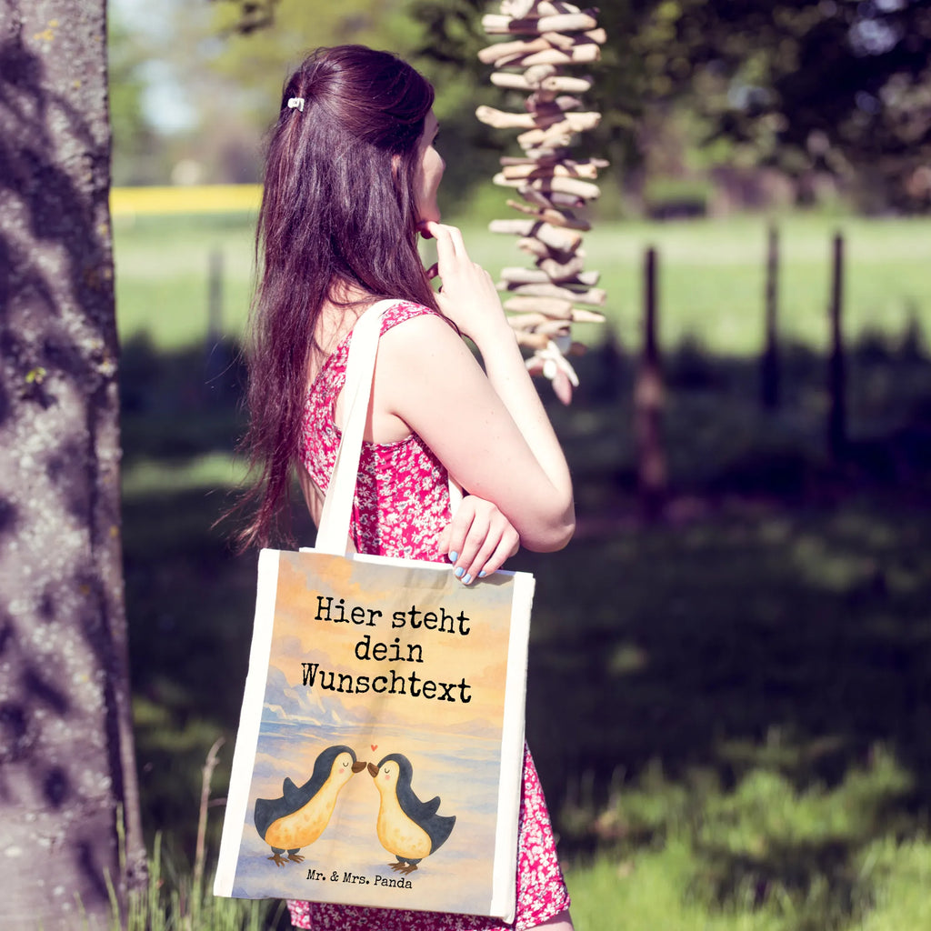 Personalisierte Tragetasche Pinguin Liebe Design Personalisierte Beuteltasche, Einkaufstasche mit Namen, Personalisierter Jutebeutel, Personalisierte Kindergartentasche, Personalisierte Einkaufstasche, Stoffbeutel mit Namen, Personalisierte Jutetasche, Tragetasche mit Namen, Personalisierte Tasche, Personalisierter Beutel, Personalisierter Stoffbeutel, Liebe, Partner, Freund, Freundin, Ehemann, Ehefrau, Heiraten, Verlobung, Heiratsantrag, Liebesgeschenk, Jahrestag, Hocheitstag, Pärchen. Liebespaar, Pinguin, Pinguin Liebe, Love, Pinguine, Hochzeit, Geschenk Freund, Verlobte, Paar, Hochzeitstag, Verlobter, Liebesspruch, Gastgeschenk, Geschenk Hochzeitstag, Pinguinpaar, Geschenk Freundin, Geschenkidee, Pinguin Paar, Liebesbeweis