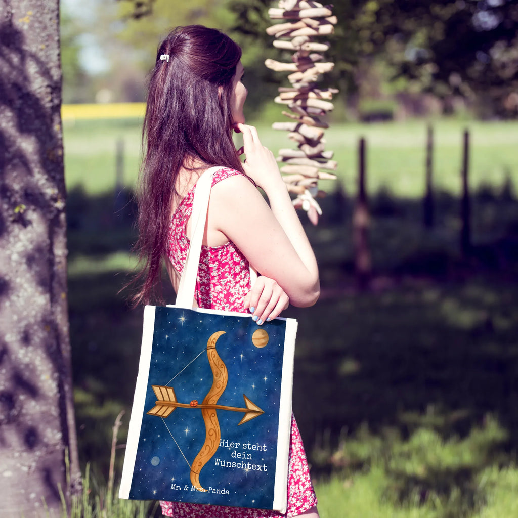Personalisierte Tragetasche Sternzeichen Schütze Design Tragetasche mit Namen, Personalisierter Jutebeutel, Personalisierter Beutel, Personalisierte Tasche, Stoffbeutel mit Namen, Personalisierte Beuteltasche, Personalisierte Jutetasche, Einkaufstasche mit Namen, Personalisierter Stoffbeutel, Personalisierte Kindergartentasche, Personalisierte Einkaufstasche, Tierkreiszeichen, Sternzeichen, Horoskop, Astrologie, Aszendent, Schütze Sternzeichen, Geburtstag November, Schütze, Geburtstag Dezember, Geschenk Dezember, Geschenk November, Geschenk Schützenfest, Schütze Geschenk