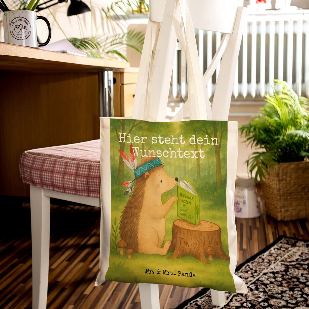 Personalisierte Tragetasche Igel Federschmuck Design Personalisierte Beuteltasche, Personalisierter Jutebeutel, Einkaufstasche mit Namen, Tragetasche mit Namen, Stoffbeutel mit Namen, Personalisierter Stoffbeutel, Personalisierter Beutel, Personalisierte Kindergartentasche, Personalisierte Jutetasche, Personalisierte Tasche, Personalisierte Einkaufstasche, Waldtiere, Tiere, Camping, Igel, Abenteuer, Lagerfeuer, Indianer