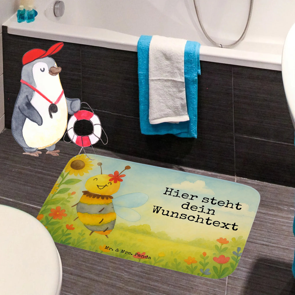Personalisierte Badematte Biene Blume Design Badvorleger Gäste-WC Personalisiert, Werbegeschenk mit Text, Badezimmer Matte Mit Namen, Badezimmerteppich Personalisiert, Badvorleger Klassisch Mit Wunschtext, Badvorleger Baumwolle Mit Namen, Rutschfester Badvorleger Mit Namen, Badvorleger Mikrofaser Personalisiert, Runder Badvorleger Personalisiert, Badezimmermatte Mit Wunschtext, Badvorleger Design Mit Gravur, Saugfähiger Badvorleger Mit Wunschtext, Badvorleger Mit Bestickung, Badematte Rutschfest Mit Namen, Badvorleger Mit Namen, Badläufer Mit Namen, Badematte Mit Namen, Bad Fußmatte Personalisiert, Badvorleger Mit Wunschtext, Badvorleger Selbst Gestalten, Badmatte Waschbar Mit Wunschtext, Badvorleger Mit Initialen, Badvorleger Gemustert Mit Wunschtext, Badvorleger Nachhaltig Mit Namen, Badvorleger Für Dusche Mit Wunschtext, Badteppich Mit Wunschtext, Waschbarer Badvorleger Mit Namen, Badvorleger Weiß Mit Namen, Weicher Badvorleger Mit Wunschtext, Badematten Set Personalisiert, Badvorleger Für Badewanne Mit Namen, Badvorleger Vintage Mit Namen, Badvorleger Klein Mit Namen, Personaliserter Badvorleger, Teppich Fürs Bad Mit Namen, Badgarnitur Mit Wunschtext, Webegeschenk mit Firmennamen, Rechteckiger Badvorleger Mit Namen, Badvorleger Modern Mit Namen, Badvorleger Mit Gravur, Badvorleger Groß Mit Wunschtext, Duschvorleger Mit Namen, Badvorleger Schwarz Mit Wunschtext, Biene, Wespe, Hummel
