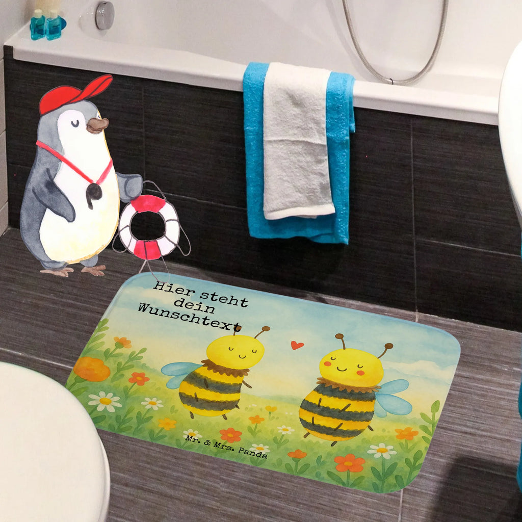 Personalisierte Badematte Biene Verliebt Design Badgarnitur Mit Wunschtext, Badteppich Mit Wunschtext, Runder Badvorleger Personalisiert, Badvorleger Gemustert Mit Wunschtext, Badezimmerteppich Personalisiert, Badvorleger Mit Wunschtext, Rutschfester Badvorleger Mit Namen, Werbegeschenk mit Text, Saugfähiger Badvorleger Mit Wunschtext, Bad Fußmatte Personalisiert, Badvorleger Baumwolle Mit Namen, Badvorleger Für Badewanne Mit Namen, Badvorleger Gäste-WC Personalisiert, Badvorleger Mikrofaser Personalisiert, Badvorleger Design Mit Gravur, Badvorleger Groß Mit Wunschtext, Badmatte Waschbar Mit Wunschtext, Badvorleger Selbst Gestalten, Badvorleger Schwarz Mit Wunschtext, Badvorleger Mit Namen, Badematten Set Personalisiert, Teppich Fürs Bad Mit Namen, Badvorleger Klein Mit Namen, Badläufer Mit Namen, Badematte Mit Namen, Badvorleger Mit Gravur, Duschvorleger Mit Namen, Badvorleger Mit Bestickung, Badvorleger Nachhaltig Mit Namen, Personaliserter Badvorleger, Badvorleger Modern Mit Namen, Badematte Rutschfest Mit Namen, Waschbarer Badvorleger Mit Namen, Weicher Badvorleger Mit Wunschtext, Badvorleger Klassisch Mit Wunschtext, Rechteckiger Badvorleger Mit Namen, Badezimmer Matte Mit Namen, Webegeschenk mit Firmennamen, Badvorleger Vintage Mit Namen, Badvorleger Mit Initialen, Badezimmermatte Mit Wunschtext, Badvorleger Weiß Mit Namen, Badvorleger Für Dusche Mit Wunschtext, Biene, Wespe, Hummel