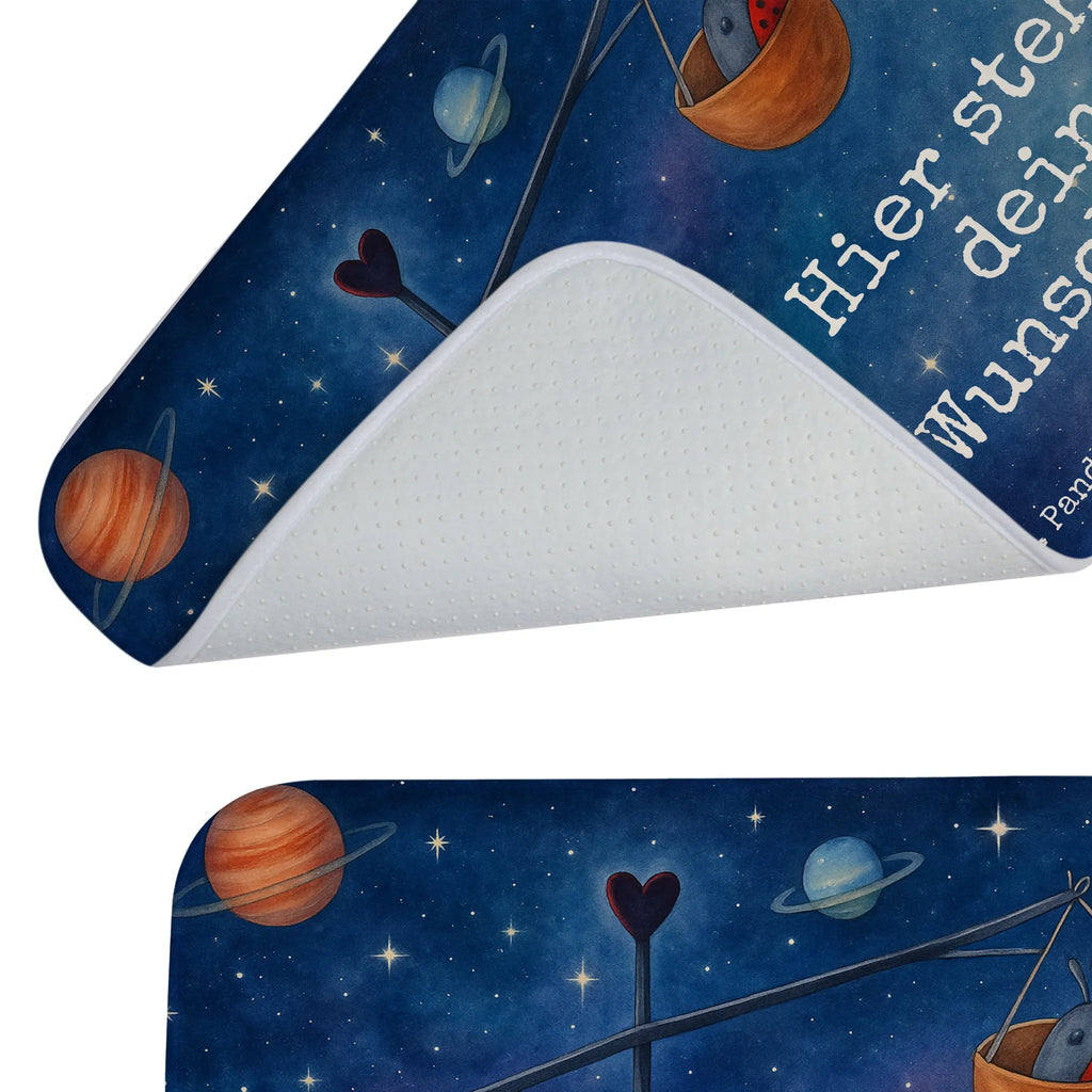 Personalisierte Badematte Sternzeichen Waage Design Badgarnitur Mit Wunschtext, Badvorleger Groß Mit Wunschtext, Bad Fußmatte Personalisiert, Badematte Rutschfest Mit Namen, Webegeschenk mit Firmennamen, Badvorleger Weiß Mit Namen, Badvorleger Design Mit Gravur, Duschvorleger Mit Namen, Badvorleger Mit Gravur, Badvorleger Klein Mit Namen, Badematte Mit Namen, Badvorleger Schwarz Mit Wunschtext, Badematten Set Personalisiert, Badvorleger Mikrofaser Personalisiert, Werbegeschenk mit Text, Runder Badvorleger Personalisiert, Badvorleger Gemustert Mit Wunschtext, Teppich Fürs Bad Mit Namen, Badvorleger Mit Wunschtext, Badvorleger Mit Namen, Badvorleger Klassisch Mit Wunschtext, Badvorleger Gäste-WC Personalisiert, Badvorleger Selbst Gestalten, Badezimmerteppich Personalisiert, Badvorleger Modern Mit Namen, Badmatte Waschbar Mit Wunschtext, Badezimmer Matte Mit Namen, Rechteckiger Badvorleger Mit Namen, Badvorleger Vintage Mit Namen, Badvorleger Mit Bestickung, Badvorleger Für Badewanne Mit Namen, Waschbarer Badvorleger Mit Namen, Badläufer Mit Namen, Rutschfester Badvorleger Mit Namen, Badvorleger Nachhaltig Mit Namen, Badvorleger Baumwolle Mit Namen, Badteppich Mit Wunschtext, Badvorleger Für Dusche Mit Wunschtext, Weicher Badvorleger Mit Wunschtext, Badvorleger Mit Initialen, Badezimmermatte Mit Wunschtext, Personaliserter Badvorleger, Saugfähiger Badvorleger Mit Wunschtext, Tierkreiszeichen, Sternzeichen, Horoskop, Astrologie, Aszendent, Geburtstag September, Geschenk September, Geburtstag Oktober, Waage Geschenk, Hummel, Gleichgewicht, Waage Sternzeichen, Biene, Marienkäfer, Waage, Geschenk Oktober