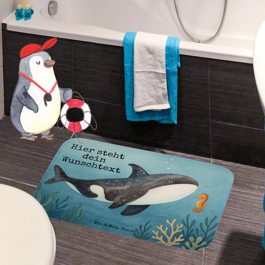 Personalisierte Badematte Orca Design Badvorleger Weiß Mit Namen, Badvorleger Design Mit Gravur, Badezimmermatte Mit Wunschtext, Badvorleger Mit Bestickung, Badmatte Waschbar Mit Wunschtext, Rutschfester Badvorleger Mit Namen, Badematte Mit Namen, Badvorleger Nachhaltig Mit Namen, Saugfähiger Badvorleger Mit Wunschtext, Badvorleger Baumwolle Mit Namen, Duschvorleger Mit Namen, Badvorleger Selbst Gestalten, Personaliserter Badvorleger, Rechteckiger Badvorleger Mit Namen, Badvorleger Modern Mit Namen, Badvorleger Gemustert Mit Wunschtext, Werbegeschenk mit Text, Badezimmerteppich Personalisiert, Webegeschenk mit Firmennamen, Badematte Rutschfest Mit Namen, Badvorleger Für Badewanne Mit Namen, Badvorleger Gäste-WC Personalisiert, Runder Badvorleger Personalisiert, Badvorleger Schwarz Mit Wunschtext, Badezimmer Matte Mit Namen, Badvorleger Groß Mit Wunschtext, Badläufer Mit Namen, Waschbarer Badvorleger Mit Namen, Weicher Badvorleger Mit Wunschtext, Badteppich Mit Wunschtext, Badvorleger Vintage Mit Namen, Badgarnitur Mit Wunschtext, Badvorleger Klassisch Mit Wunschtext, Badvorleger Für Dusche Mit Wunschtext, Badvorleger Mit Wunschtext, Badvorleger Mit Initialen, Badvorleger Klein Mit Namen, Badvorleger Mit Namen, Bad Fußmatte Personalisiert, Badvorleger Mikrofaser Personalisiert, Badvorleger Mit Gravur, Badematten Set Personalisiert, Teppich Fürs Bad Mit Namen, Meerestiere, Meer, Urlaub, Möglichkeiten, Selbstliebe, Orcas, Büro, Neustart, Motivation, Orca, Arbeit, Wal, Killerwal, Startup