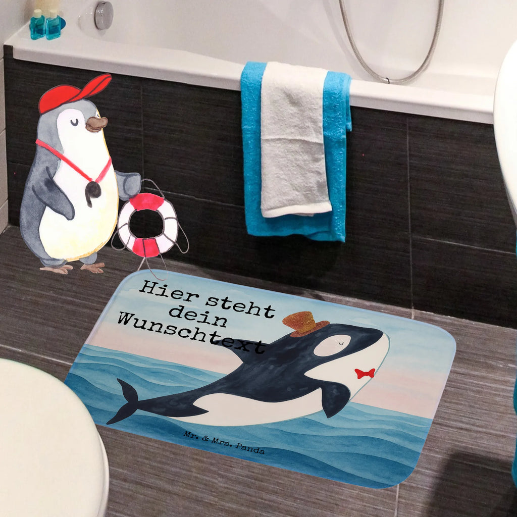 Personalisierte Badematte Orca Zylinder Design Badvorleger Baumwolle Mit Namen, Badmatte Waschbar Mit Wunschtext, Badvorleger Mit Gravur, Badvorleger Mit Namen, Saugfähiger Badvorleger Mit Wunschtext, Badezimmermatte Mit Wunschtext, Badezimmer Matte Mit Namen, Badvorleger Schwarz Mit Wunschtext, Badvorleger Gäste-WC Personalisiert, Personaliserter Badvorleger, Badvorleger Gemustert Mit Wunschtext, Badteppich Mit Wunschtext, Badvorleger Vintage Mit Namen, Teppich Fürs Bad Mit Namen, Duschvorleger Mit Namen, Badvorleger Mikrofaser Personalisiert, Badematte Rutschfest Mit Namen, Webegeschenk mit Firmennamen, Badvorleger Design Mit Gravur, Badvorleger Groß Mit Wunschtext, Badvorleger Für Dusche Mit Wunschtext, Bad Fußmatte Personalisiert, Badgarnitur Mit Wunschtext, Badematten Set Personalisiert, Badvorleger Nachhaltig Mit Namen, Badvorleger Selbst Gestalten, Badvorleger Für Badewanne Mit Namen, Badezimmerteppich Personalisiert, Badvorleger Mit Bestickung, Badläufer Mit Namen, Badematte Mit Namen, Badvorleger Weiß Mit Namen, Rutschfester Badvorleger Mit Namen, Badvorleger Klassisch Mit Wunschtext, Badvorleger Modern Mit Namen, Badvorleger Mit Initialen, Waschbarer Badvorleger Mit Namen, Weicher Badvorleger Mit Wunschtext, Badvorleger Klein Mit Namen, Rechteckiger Badvorleger Mit Namen, Runder Badvorleger Personalisiert, Werbegeschenk mit Text, Badvorleger Mit Wunschtext, Meerestiere, Meer, Urlaub, Orca, Konfetti, Fest, Fete, Glitter, Glitzer, Geburtstag, Feier, Glückwunsch, Narwal