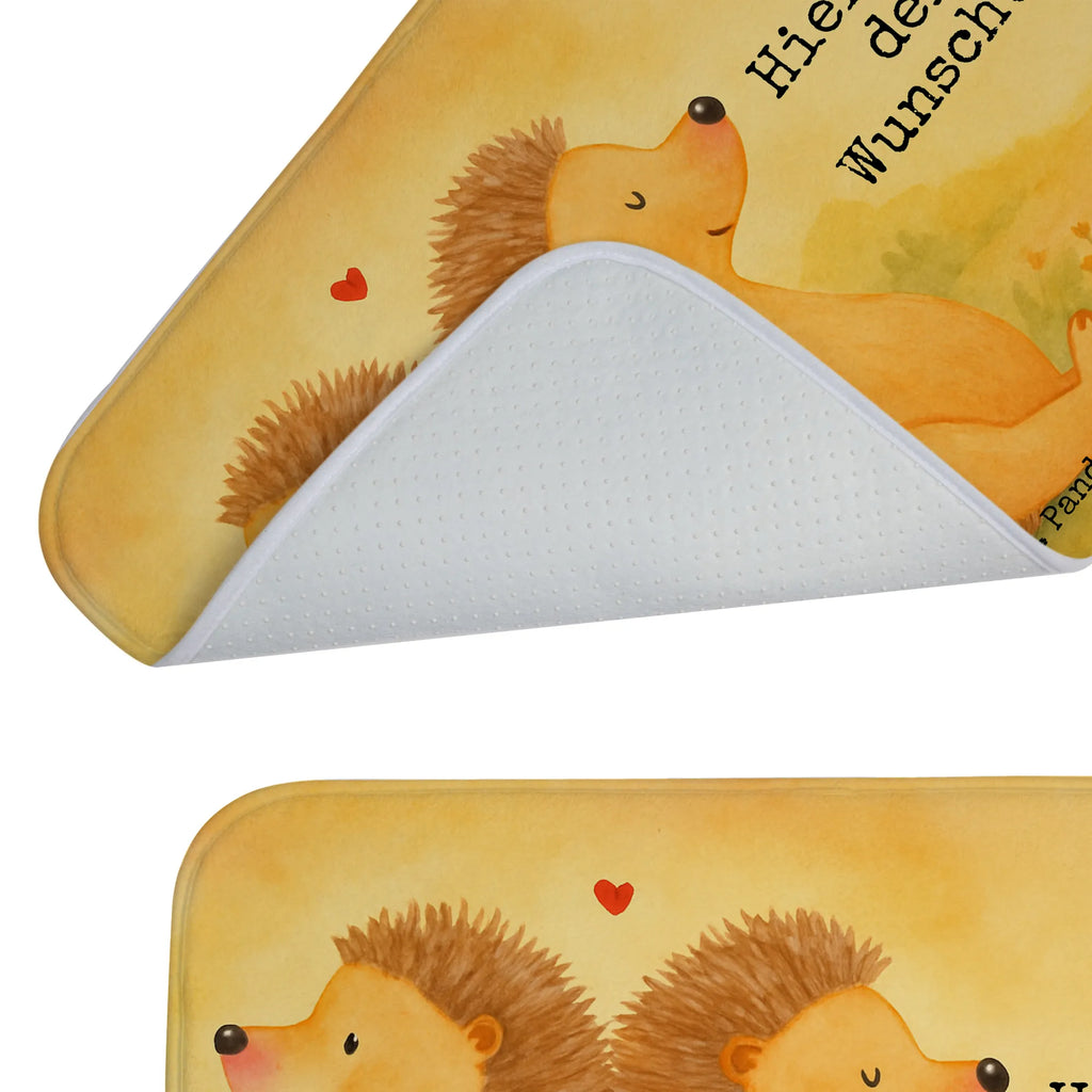 Personalisierte Badematte Igel händchenhaltend Design Badteppich Mit Wunschtext, Rutschfester Badvorleger Mit Namen, Badematten Set Personalisiert, Badezimmer Matte Mit Namen, Bad Fußmatte Personalisiert, Badvorleger Für Badewanne Mit Namen, Badvorleger Design Mit Gravur, Badematte Mit Namen, Badvorleger Klein Mit Namen, Badvorleger Mit Initialen, Badmatte Waschbar Mit Wunschtext, Badvorleger Weiß Mit Namen, Badvorleger Klassisch Mit Wunschtext, Badvorleger Vintage Mit Namen, Badvorleger Gäste-WC Personalisiert, Badvorleger Mikrofaser Personalisiert, Saugfähiger Badvorleger Mit Wunschtext, Badvorleger Mit Gravur, Badgarnitur Mit Wunschtext, Badematte Rutschfest Mit Namen, Badezimmermatte Mit Wunschtext, Personaliserter Badvorleger, Badvorleger Mit Bestickung, Badvorleger Für Dusche Mit Wunschtext, Badvorleger Groß Mit Wunschtext, Rechteckiger Badvorleger Mit Namen, Badvorleger Selbst Gestalten, Badvorleger Baumwolle Mit Namen, Badläufer Mit Namen, Webegeschenk mit Firmennamen, Badvorleger Modern Mit Namen, Weicher Badvorleger Mit Wunschtext, Werbegeschenk mit Text, Badvorleger Mit Namen, Badvorleger Nachhaltig Mit Namen, Badvorleger Mit Wunschtext, Badezimmerteppich Personalisiert, Teppich Fürs Bad Mit Namen, Runder Badvorleger Personalisiert, Badvorleger Gemustert Mit Wunschtext, Waschbarer Badvorleger Mit Namen, Badvorleger Schwarz Mit Wunschtext, Duschvorleger Mit Namen, Liebe, Partner, Freund, Freundin, Ehemann, Ehefrau, Heiraten, Verlobung, Heiratsantrag, Liebesgeschenk, Jahrestag, Hocheitstag, Liebesbeweis, Liebesbotschaft, Geschenk für zwei, Lieblingsmensch, große Liebe, Igel, Igelliebe, Love, Hochzeit, Gemeinsamkeit, Hand in Hand