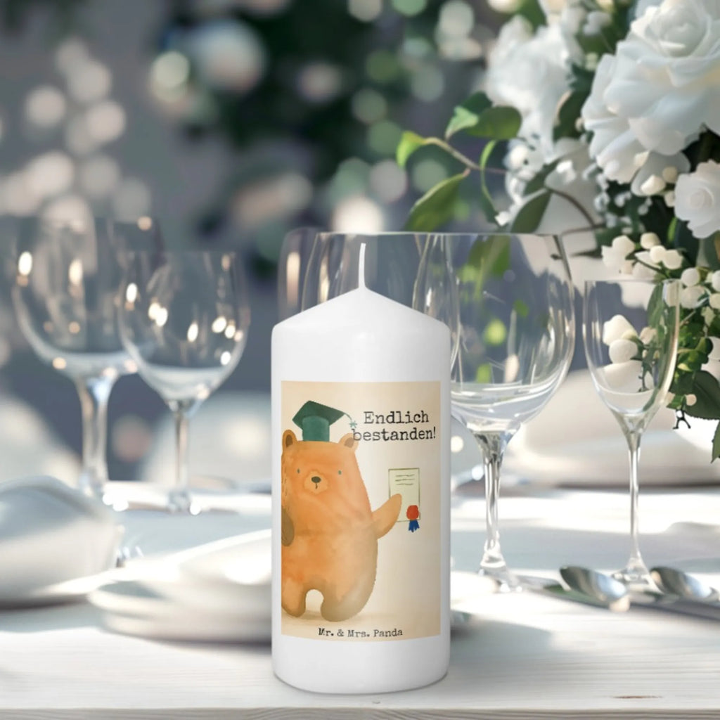 Kerze Bär Prüfung Design Kerze Für Taufe, Blockkerze, Stabkerze, Metall-Kerze, Stumpenkerze, Kerze Mit Gravur, Kerze Für Ostern, Tischkerze, Kerze Mit Prägung, Sojawachskerze, Bio-Kerze, Tafelkerze, Stearin­kerze, Kerze, Andachtskerze, Duftkerze, Votivkerze, Teelicht, Gartenkerze, Fair-Trade-Kerze, Kerze Mit Spruch, Glas-Kerze, Kerze Für Hochzeit, Kerze Als Gastgeschenk, Grabkerze, Stumpenkerzen-Set, Laternenkerze, Kerze Für Weihnachten, Kerze Für Firmung, Kerze Mit Duft, Kerze Für Geburtstag, Kerze Mit Motiv, Grablicht, Streukerze, Kerze Mit Fotoeinleger, Kerze Für Advent, Dinnerkerzenpaar, Handgemachte Kerze, Gedenkkerze, Kerze Für Kommunion, Dinnerkerze, Handgegossene Kerze, Kerze Mit Namensgravur, Kerze Ohne Duft, Trauerkerze, Outdoor-Kerze, Bär, Teddy, Teddybär, Zeugnis, Prüfungen, Abschluss, Abschlusszeugnis, Abitur, Prüfung bestanden