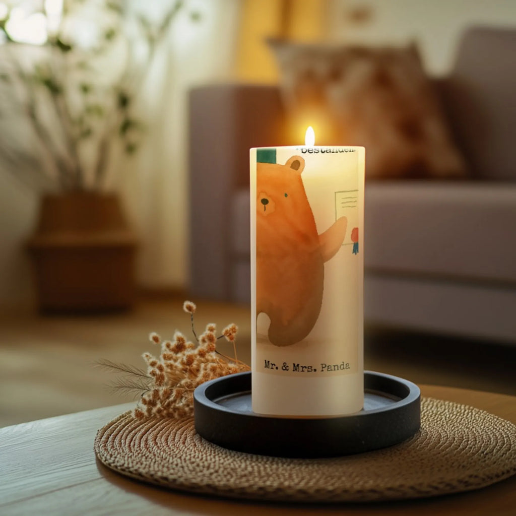 Kerze Bär Prüfung Design Kerze Für Taufe, Blockkerze, Stabkerze, Metall-Kerze, Stumpenkerze, Kerze Mit Gravur, Kerze Für Ostern, Tischkerze, Kerze Mit Prägung, Sojawachskerze, Bio-Kerze, Tafelkerze, Stearin­kerze, Kerze, Andachtskerze, Duftkerze, Votivkerze, Teelicht, Gartenkerze, Fair-Trade-Kerze, Kerze Mit Spruch, Glas-Kerze, Kerze Für Hochzeit, Kerze Als Gastgeschenk, Grabkerze, Stumpenkerzen-Set, Laternenkerze, Kerze Für Weihnachten, Kerze Für Firmung, Kerze Mit Duft, Kerze Für Geburtstag, Kerze Mit Motiv, Grablicht, Streukerze, Kerze Mit Fotoeinleger, Kerze Für Advent, Dinnerkerzenpaar, Handgemachte Kerze, Gedenkkerze, Kerze Für Kommunion, Dinnerkerze, Handgegossene Kerze, Kerze Mit Namensgravur, Kerze Ohne Duft, Trauerkerze, Outdoor-Kerze, Bär, Teddy, Teddybär, Zeugnis, Prüfungen, Abschluss, Abschlusszeugnis, Abitur, Prüfung bestanden