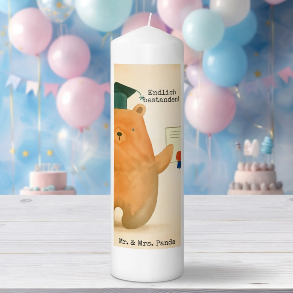 Kerze Bär Prüfung Design Kerze Für Taufe, Blockkerze, Stabkerze, Metall-Kerze, Stumpenkerze, Kerze Mit Gravur, Kerze Für Ostern, Tischkerze, Kerze Mit Prägung, Sojawachskerze, Bio-Kerze, Tafelkerze, Stearin­kerze, Kerze, Andachtskerze, Duftkerze, Votivkerze, Teelicht, Gartenkerze, Fair-Trade-Kerze, Kerze Mit Spruch, Glas-Kerze, Kerze Für Hochzeit, Kerze Als Gastgeschenk, Grabkerze, Stumpenkerzen-Set, Laternenkerze, Kerze Für Weihnachten, Kerze Für Firmung, Kerze Mit Duft, Kerze Für Geburtstag, Kerze Mit Motiv, Grablicht, Streukerze, Kerze Mit Fotoeinleger, Kerze Für Advent, Dinnerkerzenpaar, Handgemachte Kerze, Gedenkkerze, Kerze Für Kommunion, Dinnerkerze, Handgegossene Kerze, Kerze Mit Namensgravur, Kerze Ohne Duft, Trauerkerze, Outdoor-Kerze, Bär, Teddy, Teddybär, Zeugnis, Prüfungen, Abschluss, Abschlusszeugnis, Abitur, Prüfung bestanden