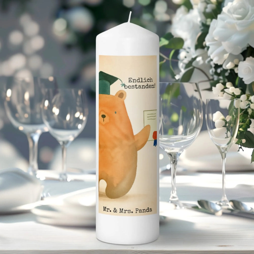 Kerze Bär Prüfung Design Kerze Für Taufe, Blockkerze, Stabkerze, Metall-Kerze, Stumpenkerze, Kerze Mit Gravur, Kerze Für Ostern, Tischkerze, Kerze Mit Prägung, Sojawachskerze, Bio-Kerze, Tafelkerze, Stearin­kerze, Kerze, Andachtskerze, Duftkerze, Votivkerze, Teelicht, Gartenkerze, Fair-Trade-Kerze, Kerze Mit Spruch, Glas-Kerze, Kerze Für Hochzeit, Kerze Als Gastgeschenk, Grabkerze, Stumpenkerzen-Set, Laternenkerze, Kerze Für Weihnachten, Kerze Für Firmung, Kerze Mit Duft, Kerze Für Geburtstag, Kerze Mit Motiv, Grablicht, Streukerze, Kerze Mit Fotoeinleger, Kerze Für Advent, Dinnerkerzenpaar, Handgemachte Kerze, Gedenkkerze, Kerze Für Kommunion, Dinnerkerze, Handgegossene Kerze, Kerze Mit Namensgravur, Kerze Ohne Duft, Trauerkerze, Outdoor-Kerze, Bär, Teddy, Teddybär, Zeugnis, Prüfungen, Abschluss, Abschlusszeugnis, Abitur, Prüfung bestanden