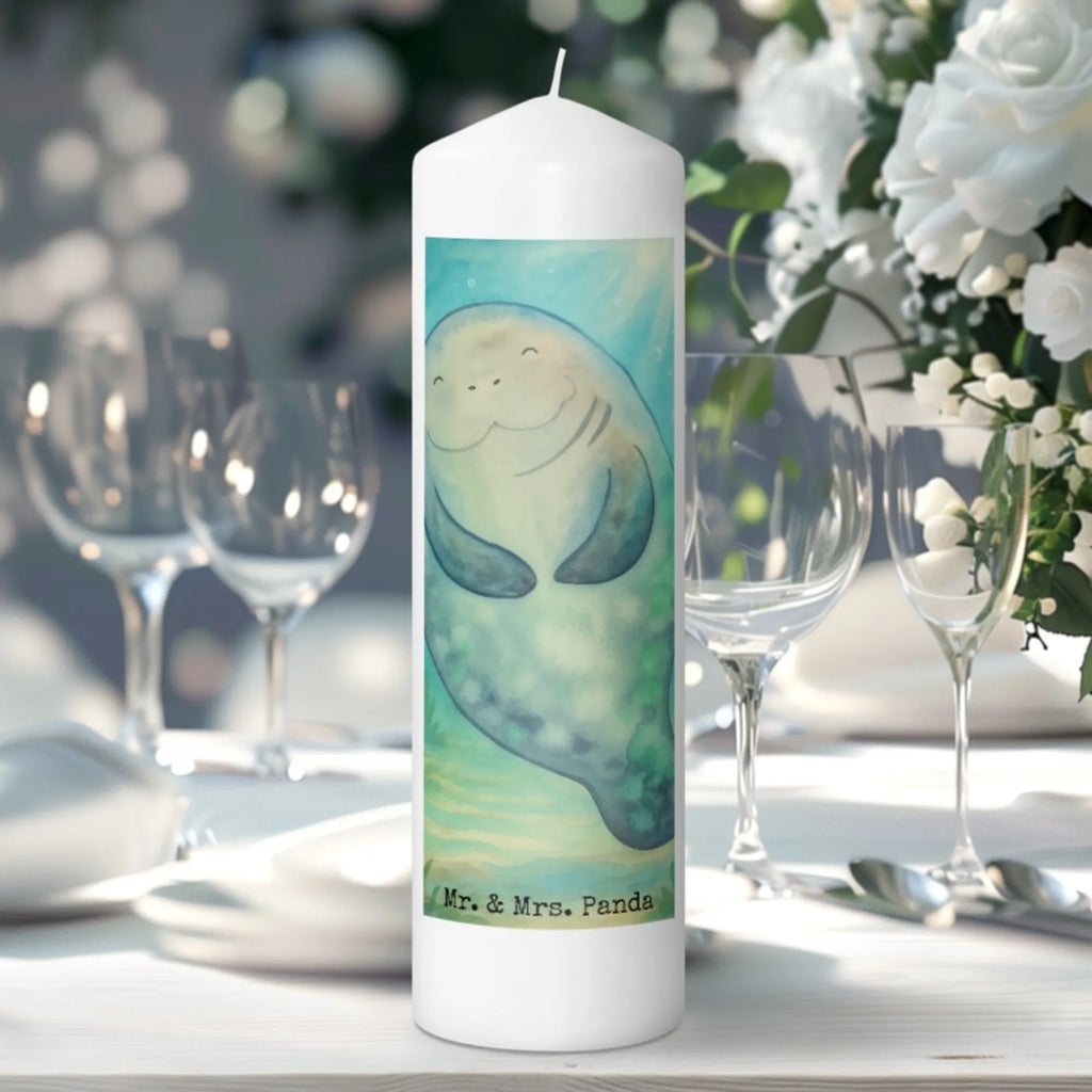 Candle manatee happy Design Sojawachskerze, Blockkerze, Kerze Für Weihnachten, Kerze Mit Motiv, Gedenkkerze, Votivkerze, Stearin­kerze, Bio-Kerze, Kerze Mit Prägung, Metall-Kerze, Grabkerze, Kerze Für Kommunion, Laternenkerze, Kerze Mit Duft, Stumpenkerzen-Set, Stumpenkerze, Teelicht, Kerze Mit Namensgravur, Outdoor-Kerze, Kerze Für Ostern, Dinnerkerze, Kerze Als Gastgeschenk, Kerze, Grablicht, Kerze Für Advent, Dinnerkerzenpaar, Fair-Trade-Kerze, Tischkerze, Kerze Mit Spruch, Glas-Kerze, Handgegossene Kerze, Duftkerze, Streukerze, Kerze Ohne Duft, Stabkerze, Gartenkerze, Kerze Für Firmung, Handgemachte Kerze, Andachtskerze, Kerze Mit Fotoeinleger, Tafelkerze, Kerze Für Hochzeit, Trauerkerze, Kerze Für Geburtstag, Kerze Für Taufe, Kerze Mit Gravur, Meerestiere, Meer, Urlaub, Selbstliebe, Neustart, Seekuh, Respekt, Freundin, Neuanfang, Seekühe, Achtsamkeit, Liebeskummer, Zufrieden
