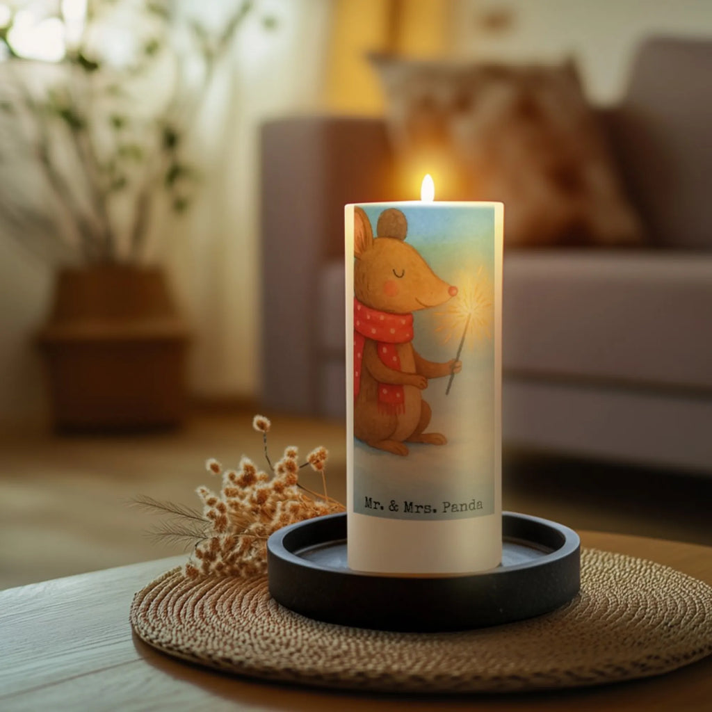 Kerze Maus Weihnachten Design Dekokerze, Osterkerze, Stumpenkerze, Dinnerkerze, Tischkerze, Kommunionskerze, Geburtskerze, Erinnerungskerze, Adventskerze, Tafelkerze, Zylinderkerze, Kerze Mit Spruch, Bedruckte Kerze, Dekorative Kerze, Schmuckkerze, Wunschkerze, Gartenkerze, Weihnachtskerze, Grosse Kerze, Erinnerungslicht, Handgemachte Kerze, Geburtstagskerze, Wachskerze, Laternenkerze, Hochzeitskerze, Blockkerze, Kerze Mit Motiv, Advent, Weihnachten, Nikolaus, Wintermotiv, Weihnachtsdeko, Heiligabend, Winter, Frohe Weihnachten, Weihnachtsmotiv, Mäuschen, Weihnachtsgruß, Weihnachtswunder, Maus