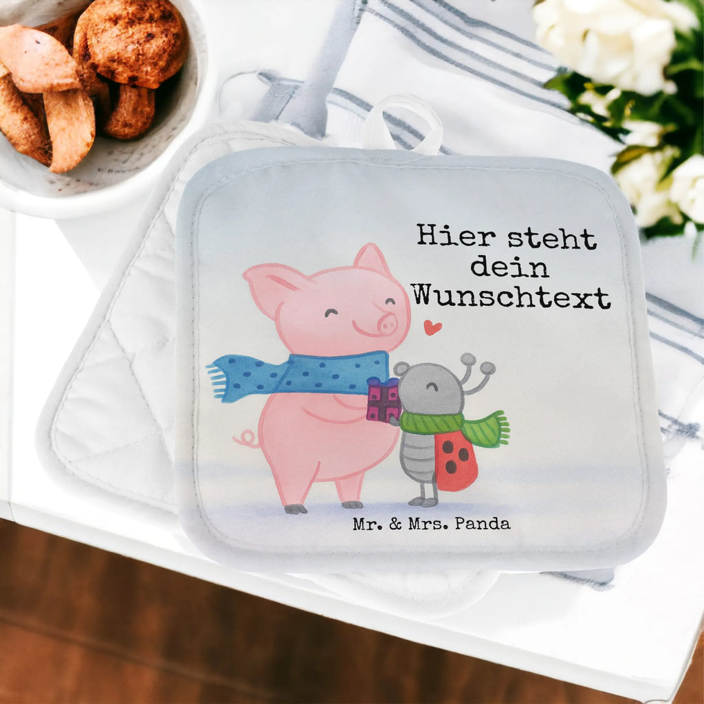 Personalisierte Topflappen Glühschwein Smörle Design Personalisierte Topfuntersetzer, Namensaufdruck, Topflappen mit Namen, Topflappen Set personalisiert, Personalisierter Ofenhandschuh, Topflappen personalisiert, Winter, Weihnachten, Weihnachtsdeko, Nikolaus, Advent, Heiligabend, Wintermotiv, Winterlicher Glühwein Spruch, Marienkäfer in Winterkleidung, Smörle der stolze Marienkäfer, Süßer Marienkäfer gibt Geschenk, Handgezeichnetes Glühschwein, Herzliches Marienkäfer Motiv, Glühwein ist köstlich Spruch, Glühwein Liebhaber Geschenk, Kreatives Glühschwein Design, Romantische Geschenkidee Glühwein