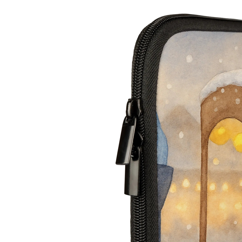 Personalized Notebook Bag hedgehog Chestnuts Design Notebook-Tasche Reisegeeignet Mit Wunschname, Personalisierte Notebooktasche, Notebook-Tasche Mit Zubehörfach Und Namen, Notebook-Tasche Aus Nylon Mit Namensdruck, Notebook-Tasche Mit Organizer Und Namen, Laptop-Messenger-Bag Mit Namen, Notebook-Tasche Für 17 Zoll Mit Namen, Notebook-Umhängetasche Mit Namen, Notebook-Tasche Mit Tragegriff Und Wunschname, Notebook-Tasche Leicht Mit Namensgravur, Notebook-Tasche Mit Schultergurt Mit Namenslabel, Notebook-Rucksack Mit Namen, Notebook-Tasche Robust Mit Wunschname, Notebook-Tasche Für Herren Mit Namensgravur, Notebookhülle Mit Namensdruck, Laptop-Umhängetasche Mit Wunschname, Notebook-Tasche Büro Mit Namensgravur, Notebook-Tasche Slim Mit Wunschname, Notebook-Tasche Wasserfest Mit Namensgravur, Notebook-Tasche Studenten Mit Namen, Notebook-Tasche Vintage Mit Namenslabel, Notebook-Tasche Rucksackstil Mit Wunschname, Notebook-Tasche Business Mit Namensdruck, Notebooktasche Mit Namen, Notebook-Tasche Gepolstert Mit Wunschname, Laptop-Aktentasche Mit Wunschname, Laptop-Sleeve Mit Namen, Laptop-Rucksack Mit Namensschild, Notebook-Aktentasche Mit Namenslabel, Laptop-Case Mit Wunschname, Notebook-Querträger Mit Namensgravur, Notebook-Sleeve Mit Wunschname, Notebook-Case Mit Namenslabel, Notebook-Tasche Minimalistisch Mit Namen, Laptophülle Mit Namen, Notebook-Tasche Aus Neopren Mit Wunschname, Notebook-Tasche Für Damen Mit Wunschname, Laptoptasche Mit Wunschname, Notebook-Tasche Ergonomisch Mit Namen, Notebook-Tasche Klassisch Mit Wunschname, Notebook-Tasche Aus Canvas Mit Namen, Notebook-Tasche Aus Leder Mit Namen, Notebook-Tasche Mit Reißverschluss Und Namen, Laptop-Hülle Mit Namensgravur, Notebook-Tasche Für 13 Zoll Mit Wunschname, Notebook-Tasche Für 15 Zoll Mit Namensgravur, Notebook-Tasche Casual Mit Namen, Notebook-Tasche Modern Mit Namen, Winter, Weihnachten, Weihnachtsdeko, Nikolaus, Advent, Heiligabend, Wintermotiv, Maronen, Weihnachtsmarkt, Kastanien, Duft