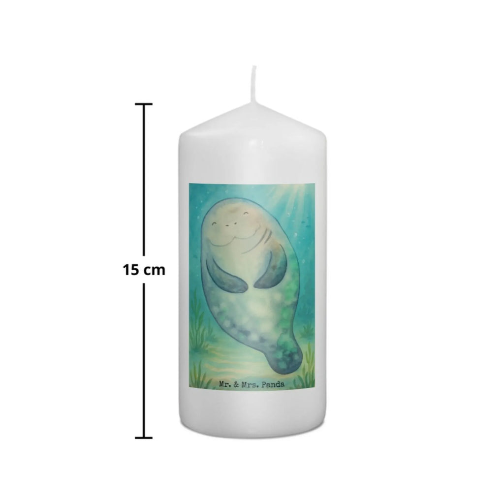 Candle manatee happy Design Sojawachskerze, Blockkerze, Kerze Für Weihnachten, Kerze Mit Motiv, Gedenkkerze, Votivkerze, Stearin­kerze, Bio-Kerze, Kerze Mit Prägung, Metall-Kerze, Grabkerze, Kerze Für Kommunion, Laternenkerze, Kerze Mit Duft, Stumpenkerzen-Set, Stumpenkerze, Teelicht, Kerze Mit Namensgravur, Outdoor-Kerze, Kerze Für Ostern, Dinnerkerze, Kerze Als Gastgeschenk, Kerze, Grablicht, Kerze Für Advent, Dinnerkerzenpaar, Fair-Trade-Kerze, Tischkerze, Kerze Mit Spruch, Glas-Kerze, Handgegossene Kerze, Duftkerze, Streukerze, Kerze Ohne Duft, Stabkerze, Gartenkerze, Kerze Für Firmung, Handgemachte Kerze, Andachtskerze, Kerze Mit Fotoeinleger, Tafelkerze, Kerze Für Hochzeit, Trauerkerze, Kerze Für Geburtstag, Kerze Für Taufe, Kerze Mit Gravur, Meerestiere, Meer, Urlaub, Selbstliebe, Neustart, Seekuh, Respekt, Freundin, Neuanfang, Seekühe, Achtsamkeit, Liebeskummer, Zufrieden