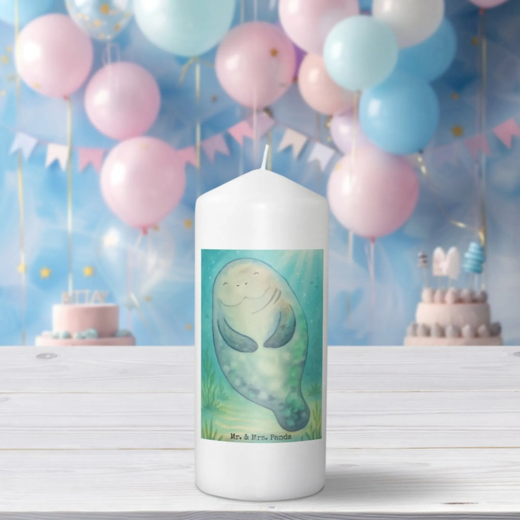 Candle manatee happy Design Sojawachskerze, Blockkerze, Kerze Für Weihnachten, Kerze Mit Motiv, Gedenkkerze, Votivkerze, Stearin­kerze, Bio-Kerze, Kerze Mit Prägung, Metall-Kerze, Grabkerze, Kerze Für Kommunion, Laternenkerze, Kerze Mit Duft, Stumpenkerzen-Set, Stumpenkerze, Teelicht, Kerze Mit Namensgravur, Outdoor-Kerze, Kerze Für Ostern, Dinnerkerze, Kerze Als Gastgeschenk, Kerze, Grablicht, Kerze Für Advent, Dinnerkerzenpaar, Fair-Trade-Kerze, Tischkerze, Kerze Mit Spruch, Glas-Kerze, Handgegossene Kerze, Duftkerze, Streukerze, Kerze Ohne Duft, Stabkerze, Gartenkerze, Kerze Für Firmung, Handgemachte Kerze, Andachtskerze, Kerze Mit Fotoeinleger, Tafelkerze, Kerze Für Hochzeit, Trauerkerze, Kerze Für Geburtstag, Kerze Für Taufe, Kerze Mit Gravur, Meerestiere, Meer, Urlaub, Selbstliebe, Neustart, Seekuh, Respekt, Freundin, Neuanfang, Seekühe, Achtsamkeit, Liebeskummer, Zufrieden