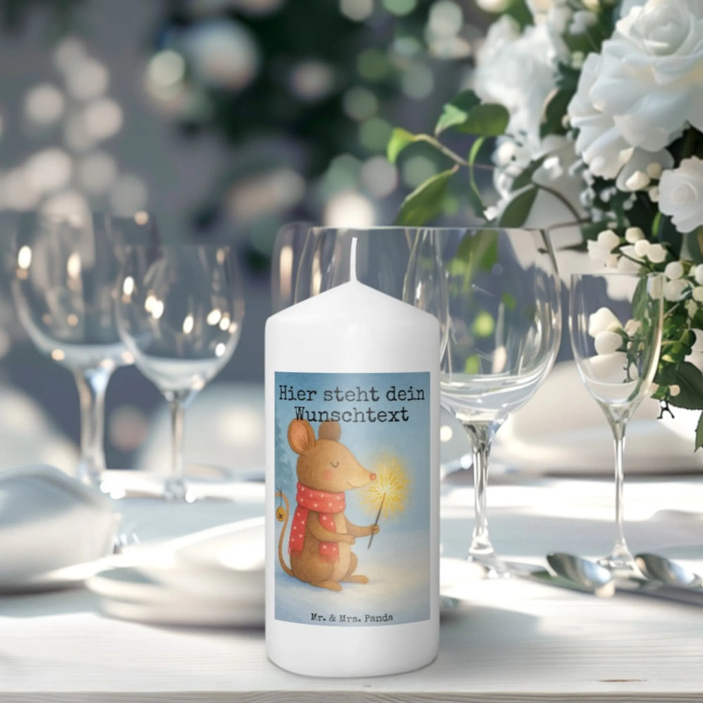 Personalisierte Kerze Maus Weihnachten Design Kerze Für Geburtstag Mit Wunschname, Handgemachte Kerze Mit Wunschname, Gastgeschenk Kerze Mit Namen, Kerze Mit Namen, Adventskerze Mit Wunschname, Kommunionkerze Mit Namen, Gedenkkerze Mit Namen, Kerze Für Hochzeit Mit Namensgravur, Handgegossene Kerze Mit Namen, Sojawachskerze Mit Namensdruck, Bienenwachskerze Mit Wunschname, Schwimmkerze Mit Namen, Glas-Kerze Mit Wunschname, Tischkerze Mit Namensdruck, Votivkerze Mit Wunschname, Kerzen-Set Mit Namensgravur, Stearinkerze Mit Gravur, Stabkerze Mit Gravur, Stumpenkerze Mit Namensgravur, Holz-Kerze Mit Namen, Andachtskerze Mit Namensgravur, Grabkerze Mit Namensgravur, Taufekerze Mit Namensgravur, Laternenkerze Mit Namensdruck, Outdoor-Kerze Mit Namensgravur, Duftkerze Mit Namen, Tafelkerze Mit Wunschname, Blockkerze Mit Namensdruck, LED-Kerze Mit Wunschname, Metall-Kerze Mit Namensgravur, Gartenkerze Mit Namen, Weihnachtskerze Mit Namensgravur, Personalisierte Kerze, Bio-Kerze Mit Wunschname, Streukerze Mit Namensdruck, Kerze Mit Spruch Und Namen, Kerze Mit Prägung Und Wunschname, Fair-Trade-Kerze Mit Namensgravur, Trauerkerze Mit Namen, Osterkerze Mit Namen, Teelicht Mit Namensdruck, Firmungskerze Mit Wunschname, Winter, Weihnachten, Weihnachtsdeko, Nikolaus, Advent, Heiligabend, Wintermotiv, Weihnachtsmotiv, Weihnachtsgruß, Mäuschen, Maus, Frohe Weihnachten, Weihnachtswunder