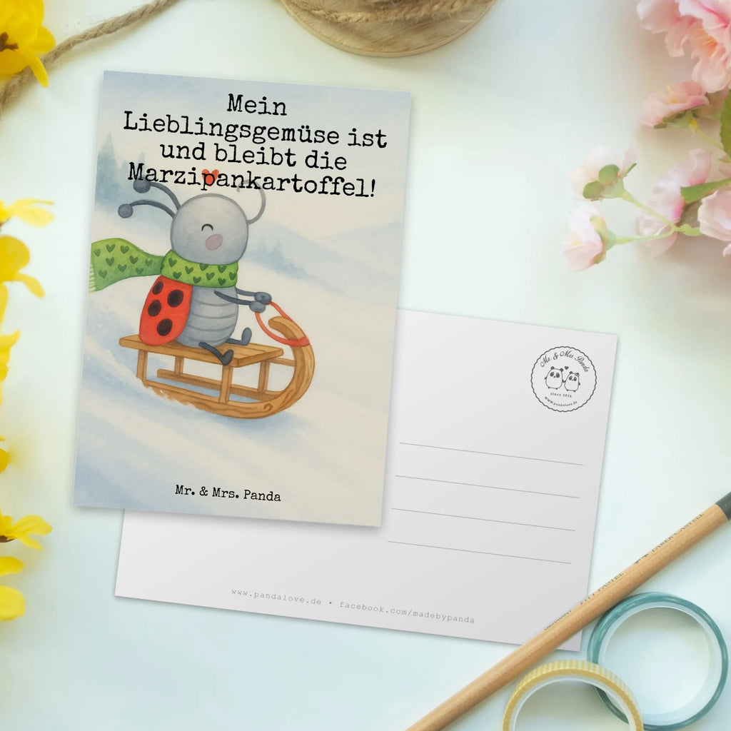 Postkarte Smörle Rodeln Design Einladung Geburtstag, Geburtstagskarte, Grußkarte, Karte, Einladungskarte, Postkarte, Dankeskarte, Geschenkkarte, Ansichtskarte, Ansichtskarten, Einladungskarten Geburtstag, Einladung, Winter, Weihnachten, Weihnachtsdeko, Nikolaus, Advent, Heiligabend, Wintermotiv, Schlittenfahren, Marzipan, Smörle