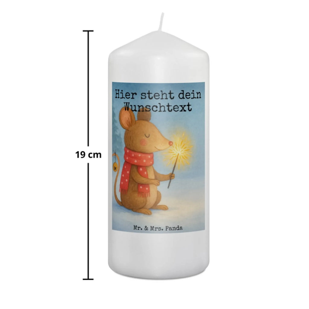 Personalisierte Kerze Maus Weihnachten Design Kerze Für Geburtstag Mit Wunschname, Handgemachte Kerze Mit Wunschname, Gastgeschenk Kerze Mit Namen, Kerze Mit Namen, Adventskerze Mit Wunschname, Kommunionkerze Mit Namen, Gedenkkerze Mit Namen, Kerze Für Hochzeit Mit Namensgravur, Handgegossene Kerze Mit Namen, Sojawachskerze Mit Namensdruck, Bienenwachskerze Mit Wunschname, Schwimmkerze Mit Namen, Glas-Kerze Mit Wunschname, Tischkerze Mit Namensdruck, Votivkerze Mit Wunschname, Kerzen-Set Mit Namensgravur, Stearinkerze Mit Gravur, Stabkerze Mit Gravur, Stumpenkerze Mit Namensgravur, Holz-Kerze Mit Namen, Andachtskerze Mit Namensgravur, Grabkerze Mit Namensgravur, Taufekerze Mit Namensgravur, Laternenkerze Mit Namensdruck, Outdoor-Kerze Mit Namensgravur, Duftkerze Mit Namen, Tafelkerze Mit Wunschname, Blockkerze Mit Namensdruck, LED-Kerze Mit Wunschname, Metall-Kerze Mit Namensgravur, Gartenkerze Mit Namen, Weihnachtskerze Mit Namensgravur, Personalisierte Kerze, Bio-Kerze Mit Wunschname, Streukerze Mit Namensdruck, Kerze Mit Spruch Und Namen, Kerze Mit Prägung Und Wunschname, Fair-Trade-Kerze Mit Namensgravur, Trauerkerze Mit Namen, Osterkerze Mit Namen, Teelicht Mit Namensdruck, Firmungskerze Mit Wunschname, Winter, Weihnachten, Weihnachtsdeko, Nikolaus, Advent, Heiligabend, Wintermotiv, Weihnachtsmotiv, Weihnachtsgruß, Mäuschen, Maus, Frohe Weihnachten, Weihnachtswunder