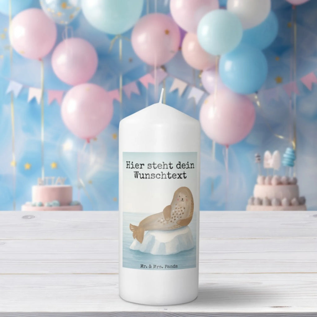 Personalisierte Kerze Robbe Lachen Design Tischkerze Mit Namensdruck, Streukerze Mit Namensdruck, Holz-Kerze Mit Namen, Bio-Kerze Mit Wunschname, Metall-Kerze Mit Namensgravur, Schwimmkerze Mit Namen, Handgegossene Kerze Mit Namen, Duftkerze Mit Namen, Votivkerze Mit Wunschname, Stabkerze Mit Gravur, Adventskerze Mit Wunschname, Laternenkerze Mit Namensdruck, Trauerkerze Mit Namen, Fair-Trade-Kerze Mit Namensgravur, Kerze Für Hochzeit Mit Namensgravur, Kerze Mit Namen, Kerze Mit Spruch Und Namen, Blockkerze Mit Namensdruck, Weihnachtskerze Mit Namensgravur, Andachtskerze Mit Namensgravur, Gartenkerze Mit Namen, Personalisierte Kerze, Bienenwachskerze Mit Wunschname, Osterkerze Mit Namen, Kommunionkerze Mit Namen, Kerze Mit Prägung Und Wunschname, Outdoor-Kerze Mit Namensgravur, Stearinkerze Mit Gravur, Tafelkerze Mit Wunschname, LED-Kerze Mit Wunschname, Grabkerze Mit Namensgravur, Kerze Für Geburtstag Mit Wunschname, Kerzen-Set Mit Namensgravur, Gedenkkerze Mit Namen, Handgemachte Kerze Mit Wunschname, Sojawachskerze Mit Namensdruck, Firmungskerze Mit Wunschname, Gastgeschenk Kerze Mit Namen, Glas-Kerze Mit Wunschname, Teelicht Mit Namensdruck, Stumpenkerze Mit Namensgravur, Taufekerze Mit Namensgravur, Tiermotive, Gute Laune, lustige Sprüche, Tiere, Strand, Meerestier, Seehund, Robben, Ostsee, Robbe, Nordsee