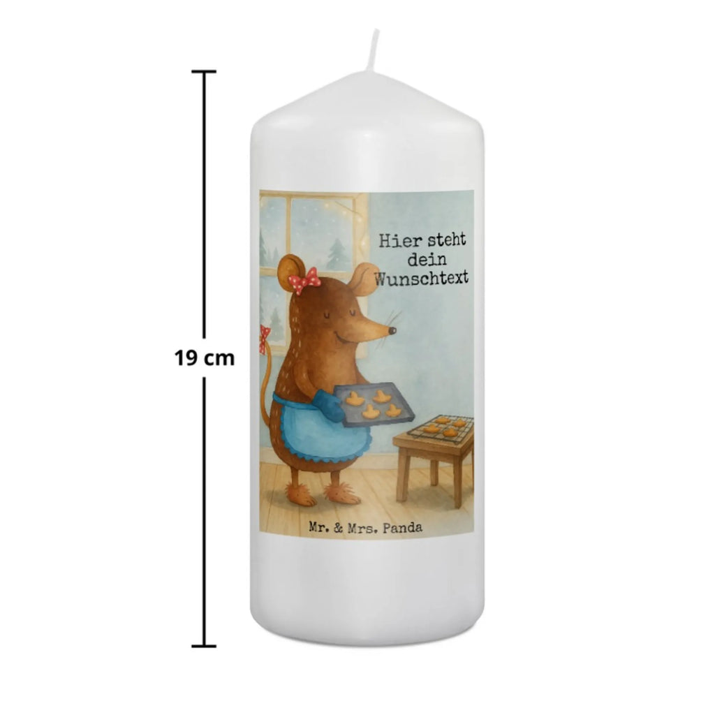 Personalisierte Kerze Maus Kekse Design Holz-Kerze Mit Namen, Bienenwachskerze Mit Wunschname, Andachtskerze Mit Namensgravur, Osterkerze Mit Namen, Teelicht Mit Namensdruck, Stumpenkerze Mit Namensgravur, Taufekerze Mit Namensgravur, Kerze Für Hochzeit Mit Namensgravur, Kerze Für Geburtstag Mit Wunschname, Tafelkerze Mit Wunschname, Schwimmkerze Mit Namen, Bio-Kerze Mit Wunschname, Firmungskerze Mit Wunschname, Streukerze Mit Namensdruck, LED-Kerze Mit Wunschname, Adventskerze Mit Wunschname, Glas-Kerze Mit Wunschname, Kerze Mit Namen, Metall-Kerze Mit Namensgravur, Fair-Trade-Kerze Mit Namensgravur, Stearinkerze Mit Gravur, Outdoor-Kerze Mit Namensgravur, Votivkerze Mit Wunschname, Gastgeschenk Kerze Mit Namen, Trauerkerze Mit Namen, Personalisierte Kerze, Handgemachte Kerze Mit Wunschname, Duftkerze Mit Namen, Weihnachtskerze Mit Namensgravur, Grabkerze Mit Namensgravur, Kommunionkerze Mit Namen, Blockkerze Mit Namensdruck, Tischkerze Mit Namensdruck, Sojawachskerze Mit Namensdruck, Kerze Mit Prägung Und Wunschname, Laternenkerze Mit Namensdruck, Handgegossene Kerze Mit Namen, Kerze Mit Spruch Und Namen, Kerzen-Set Mit Namensgravur, Gedenkkerze Mit Namen, Stabkerze Mit Gravur, Gartenkerze Mit Namen, Winter, Weihnachten, Weihnachtsdeko, Nikolaus, Advent, Heiligabend, Wintermotiv, Plätzchen, Weihnachtskekse, backen, Chaosqueen, Weihnachtsbäckerei, Maus, Kekse