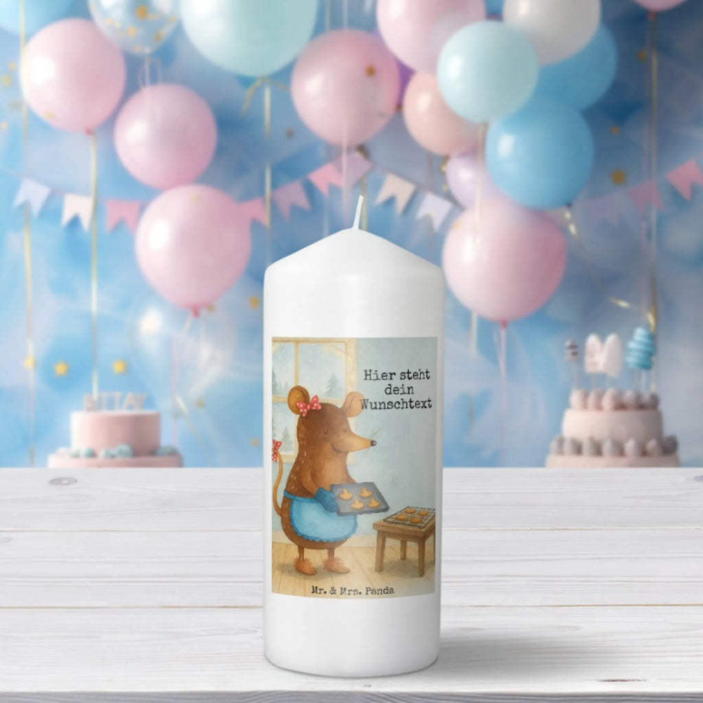 Personalisierte Kerze Maus Kekse Design Holz-Kerze Mit Namen, Bienenwachskerze Mit Wunschname, Andachtskerze Mit Namensgravur, Osterkerze Mit Namen, Teelicht Mit Namensdruck, Stumpenkerze Mit Namensgravur, Taufekerze Mit Namensgravur, Kerze Für Hochzeit Mit Namensgravur, Kerze Für Geburtstag Mit Wunschname, Tafelkerze Mit Wunschname, Schwimmkerze Mit Namen, Bio-Kerze Mit Wunschname, Firmungskerze Mit Wunschname, Streukerze Mit Namensdruck, LED-Kerze Mit Wunschname, Adventskerze Mit Wunschname, Glas-Kerze Mit Wunschname, Kerze Mit Namen, Metall-Kerze Mit Namensgravur, Fair-Trade-Kerze Mit Namensgravur, Stearinkerze Mit Gravur, Outdoor-Kerze Mit Namensgravur, Votivkerze Mit Wunschname, Gastgeschenk Kerze Mit Namen, Trauerkerze Mit Namen, Personalisierte Kerze, Handgemachte Kerze Mit Wunschname, Duftkerze Mit Namen, Weihnachtskerze Mit Namensgravur, Grabkerze Mit Namensgravur, Kommunionkerze Mit Namen, Blockkerze Mit Namensdruck, Tischkerze Mit Namensdruck, Sojawachskerze Mit Namensdruck, Kerze Mit Prägung Und Wunschname, Laternenkerze Mit Namensdruck, Handgegossene Kerze Mit Namen, Kerze Mit Spruch Und Namen, Kerzen-Set Mit Namensgravur, Gedenkkerze Mit Namen, Stabkerze Mit Gravur, Gartenkerze Mit Namen, Winter, Weihnachten, Weihnachtsdeko, Nikolaus, Advent, Heiligabend, Wintermotiv, Plätzchen, Weihnachtskekse, backen, Chaosqueen, Weihnachtsbäckerei, Maus, Kekse