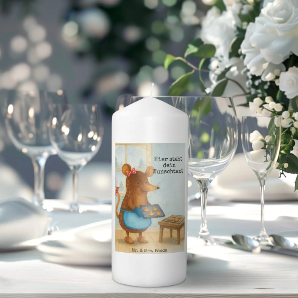 Personalisierte Kerze Maus Kekse Design Holz-Kerze Mit Namen, Bienenwachskerze Mit Wunschname, Andachtskerze Mit Namensgravur, Osterkerze Mit Namen, Teelicht Mit Namensdruck, Stumpenkerze Mit Namensgravur, Taufekerze Mit Namensgravur, Kerze Für Hochzeit Mit Namensgravur, Kerze Für Geburtstag Mit Wunschname, Tafelkerze Mit Wunschname, Schwimmkerze Mit Namen, Bio-Kerze Mit Wunschname, Firmungskerze Mit Wunschname, Streukerze Mit Namensdruck, LED-Kerze Mit Wunschname, Adventskerze Mit Wunschname, Glas-Kerze Mit Wunschname, Kerze Mit Namen, Metall-Kerze Mit Namensgravur, Fair-Trade-Kerze Mit Namensgravur, Stearinkerze Mit Gravur, Outdoor-Kerze Mit Namensgravur, Votivkerze Mit Wunschname, Gastgeschenk Kerze Mit Namen, Trauerkerze Mit Namen, Personalisierte Kerze, Handgemachte Kerze Mit Wunschname, Duftkerze Mit Namen, Weihnachtskerze Mit Namensgravur, Grabkerze Mit Namensgravur, Kommunionkerze Mit Namen, Blockkerze Mit Namensdruck, Tischkerze Mit Namensdruck, Sojawachskerze Mit Namensdruck, Kerze Mit Prägung Und Wunschname, Laternenkerze Mit Namensdruck, Handgegossene Kerze Mit Namen, Kerze Mit Spruch Und Namen, Kerzen-Set Mit Namensgravur, Gedenkkerze Mit Namen, Stabkerze Mit Gravur, Gartenkerze Mit Namen, Winter, Weihnachten, Weihnachtsdeko, Nikolaus, Advent, Heiligabend, Wintermotiv, Plätzchen, Weihnachtskekse, backen, Chaosqueen, Weihnachtsbäckerei, Maus, Kekse