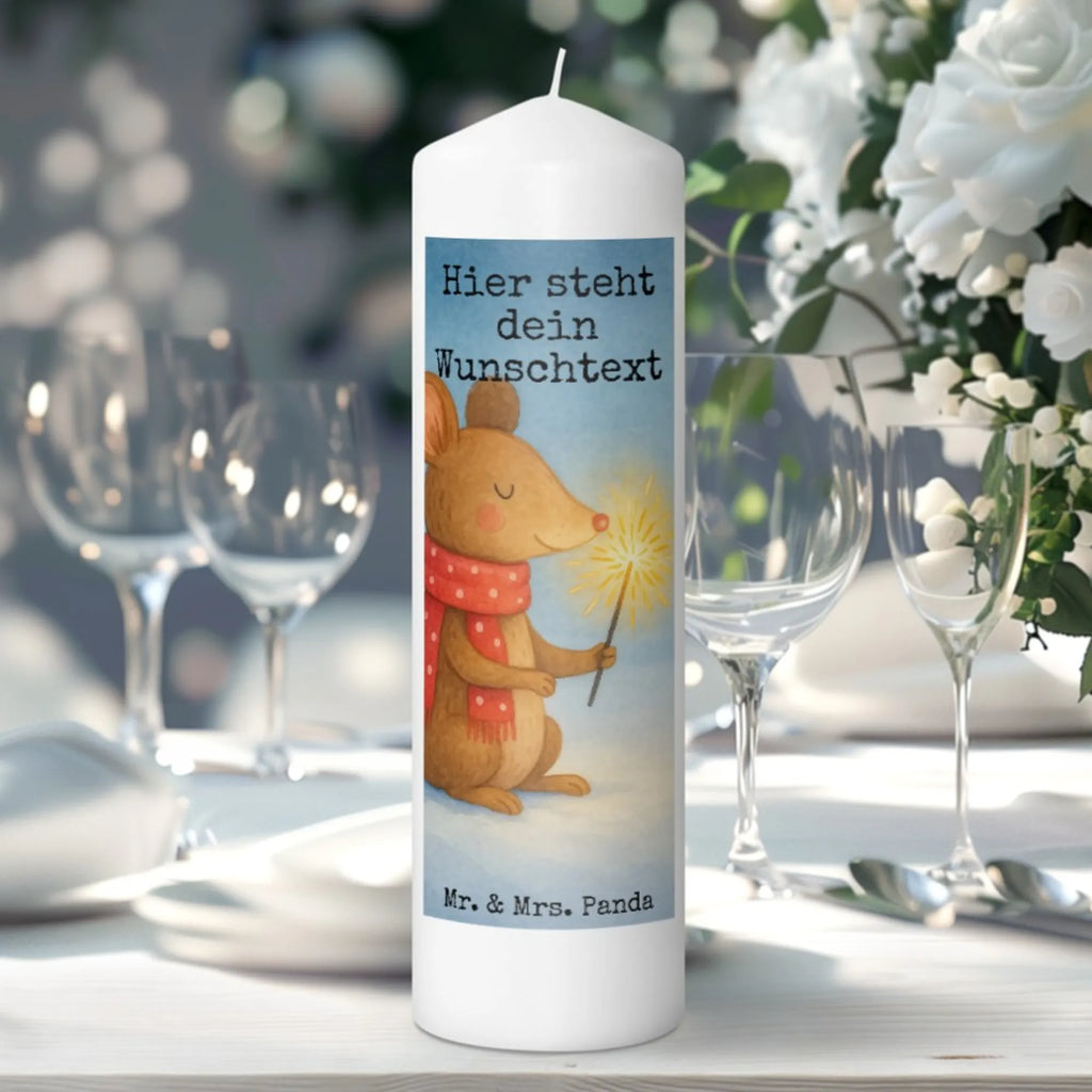 Personalisierte Kerze Maus Weihnachten Design Kerze Für Geburtstag Mit Wunschname, Handgemachte Kerze Mit Wunschname, Gastgeschenk Kerze Mit Namen, Kerze Mit Namen, Adventskerze Mit Wunschname, Kommunionkerze Mit Namen, Gedenkkerze Mit Namen, Kerze Für Hochzeit Mit Namensgravur, Handgegossene Kerze Mit Namen, Sojawachskerze Mit Namensdruck, Bienenwachskerze Mit Wunschname, Schwimmkerze Mit Namen, Glas-Kerze Mit Wunschname, Tischkerze Mit Namensdruck, Votivkerze Mit Wunschname, Kerzen-Set Mit Namensgravur, Stearinkerze Mit Gravur, Stabkerze Mit Gravur, Stumpenkerze Mit Namensgravur, Holz-Kerze Mit Namen, Andachtskerze Mit Namensgravur, Grabkerze Mit Namensgravur, Taufekerze Mit Namensgravur, Laternenkerze Mit Namensdruck, Outdoor-Kerze Mit Namensgravur, Duftkerze Mit Namen, Tafelkerze Mit Wunschname, Blockkerze Mit Namensdruck, LED-Kerze Mit Wunschname, Metall-Kerze Mit Namensgravur, Gartenkerze Mit Namen, Weihnachtskerze Mit Namensgravur, Personalisierte Kerze, Bio-Kerze Mit Wunschname, Streukerze Mit Namensdruck, Kerze Mit Spruch Und Namen, Kerze Mit Prägung Und Wunschname, Fair-Trade-Kerze Mit Namensgravur, Trauerkerze Mit Namen, Osterkerze Mit Namen, Teelicht Mit Namensdruck, Firmungskerze Mit Wunschname, Winter, Weihnachten, Weihnachtsdeko, Nikolaus, Advent, Heiligabend, Wintermotiv, Weihnachtsmotiv, Weihnachtsgruß, Mäuschen, Maus, Frohe Weihnachten, Weihnachtswunder
