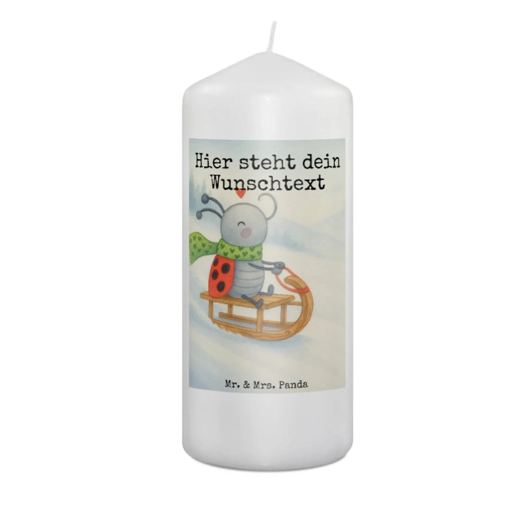 Personalised candle Smörle sledding Design Kerze Mit Prägung Und Wunschname, Osterkerze Mit Namen, Stearinkerze Mit Gravur, Bienenwachskerze Mit Wunschname, Kerze Für Hochzeit Mit Namensgravur, Taufekerze Mit Namensgravur, Glas-Kerze Mit Wunschname, Teelicht Mit Namensdruck, Adventskerze Mit Wunschname, Firmungskerze Mit Wunschname, Handgegossene Kerze Mit Namen, Tafelkerze Mit Wunschname, Bio-Kerze Mit Wunschname, Laternenkerze Mit Namensdruck, Personalisierte Kerze, Fair-Trade-Kerze Mit Namensgravur, Gedenkkerze Mit Namen, Blockkerze Mit Namensdruck, Metall-Kerze Mit Namensgravur, Kerze Für Geburtstag Mit Wunschname, LED-Kerze Mit Wunschname, Handgemachte Kerze Mit Wunschname, Kommunionkerze Mit Namen, Weihnachtskerze Mit Namensgravur, Gartenkerze Mit Namen, Outdoor-Kerze Mit Namensgravur, Kerze Mit Namen, Andachtskerze Mit Namensgravur, Streukerze Mit Namensdruck, Holz-Kerze Mit Namen, Votivkerze Mit Wunschname, Duftkerze Mit Namen, Stabkerze Mit Gravur, Grabkerze Mit Namensgravur, Sojawachskerze Mit Namensdruck, Schwimmkerze Mit Namen, Trauerkerze Mit Namen, Kerzen-Set Mit Namensgravur, Stumpenkerze Mit Namensgravur, Gastgeschenk Kerze Mit Namen, Tischkerze Mit Namensdruck, Kerze Mit Spruch Und Namen, Winter, Weihnachten, Weihnachtsdeko, Nikolaus, Advent, Heiligabend, Wintermotiv, Marzipan, Schlittenfahren, Smörle