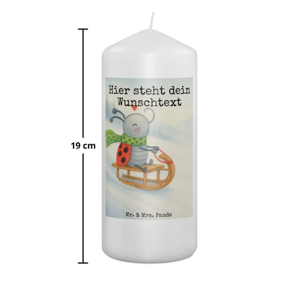 Personalised candle Smörle sledding Design Kerze Mit Prägung Und Wunschname, Osterkerze Mit Namen, Stearinkerze Mit Gravur, Bienenwachskerze Mit Wunschname, Kerze Für Hochzeit Mit Namensgravur, Taufekerze Mit Namensgravur, Glas-Kerze Mit Wunschname, Teelicht Mit Namensdruck, Adventskerze Mit Wunschname, Firmungskerze Mit Wunschname, Handgegossene Kerze Mit Namen, Tafelkerze Mit Wunschname, Bio-Kerze Mit Wunschname, Laternenkerze Mit Namensdruck, Personalisierte Kerze, Fair-Trade-Kerze Mit Namensgravur, Gedenkkerze Mit Namen, Blockkerze Mit Namensdruck, Metall-Kerze Mit Namensgravur, Kerze Für Geburtstag Mit Wunschname, LED-Kerze Mit Wunschname, Handgemachte Kerze Mit Wunschname, Kommunionkerze Mit Namen, Weihnachtskerze Mit Namensgravur, Gartenkerze Mit Namen, Outdoor-Kerze Mit Namensgravur, Kerze Mit Namen, Andachtskerze Mit Namensgravur, Streukerze Mit Namensdruck, Holz-Kerze Mit Namen, Votivkerze Mit Wunschname, Duftkerze Mit Namen, Stabkerze Mit Gravur, Grabkerze Mit Namensgravur, Sojawachskerze Mit Namensdruck, Schwimmkerze Mit Namen, Trauerkerze Mit Namen, Kerzen-Set Mit Namensgravur, Stumpenkerze Mit Namensgravur, Gastgeschenk Kerze Mit Namen, Tischkerze Mit Namensdruck, Kerze Mit Spruch Und Namen, Winter, Weihnachten, Weihnachtsdeko, Nikolaus, Advent, Heiligabend, Wintermotiv, Marzipan, Schlittenfahren, Smörle