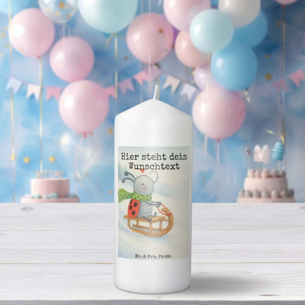 Personalised candle Smörle sledding Design Kerze Mit Prägung Und Wunschname, Osterkerze Mit Namen, Stearinkerze Mit Gravur, Bienenwachskerze Mit Wunschname, Kerze Für Hochzeit Mit Namensgravur, Taufekerze Mit Namensgravur, Glas-Kerze Mit Wunschname, Teelicht Mit Namensdruck, Adventskerze Mit Wunschname, Firmungskerze Mit Wunschname, Handgegossene Kerze Mit Namen, Tafelkerze Mit Wunschname, Bio-Kerze Mit Wunschname, Laternenkerze Mit Namensdruck, Personalisierte Kerze, Fair-Trade-Kerze Mit Namensgravur, Gedenkkerze Mit Namen, Blockkerze Mit Namensdruck, Metall-Kerze Mit Namensgravur, Kerze Für Geburtstag Mit Wunschname, LED-Kerze Mit Wunschname, Handgemachte Kerze Mit Wunschname, Kommunionkerze Mit Namen, Weihnachtskerze Mit Namensgravur, Gartenkerze Mit Namen, Outdoor-Kerze Mit Namensgravur, Kerze Mit Namen, Andachtskerze Mit Namensgravur, Streukerze Mit Namensdruck, Holz-Kerze Mit Namen, Votivkerze Mit Wunschname, Duftkerze Mit Namen, Stabkerze Mit Gravur, Grabkerze Mit Namensgravur, Sojawachskerze Mit Namensdruck, Schwimmkerze Mit Namen, Trauerkerze Mit Namen, Kerzen-Set Mit Namensgravur, Stumpenkerze Mit Namensgravur, Gastgeschenk Kerze Mit Namen, Tischkerze Mit Namensdruck, Kerze Mit Spruch Und Namen, Winter, Weihnachten, Weihnachtsdeko, Nikolaus, Advent, Heiligabend, Wintermotiv, Marzipan, Schlittenfahren, Smörle