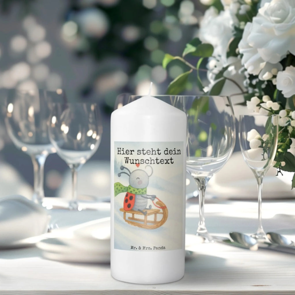 Personalised candle Smörle sledding Design Kerze Mit Prägung Und Wunschname, Osterkerze Mit Namen, Stearinkerze Mit Gravur, Bienenwachskerze Mit Wunschname, Kerze Für Hochzeit Mit Namensgravur, Taufekerze Mit Namensgravur, Glas-Kerze Mit Wunschname, Teelicht Mit Namensdruck, Adventskerze Mit Wunschname, Firmungskerze Mit Wunschname, Handgegossene Kerze Mit Namen, Tafelkerze Mit Wunschname, Bio-Kerze Mit Wunschname, Laternenkerze Mit Namensdruck, Personalisierte Kerze, Fair-Trade-Kerze Mit Namensgravur, Gedenkkerze Mit Namen, Blockkerze Mit Namensdruck, Metall-Kerze Mit Namensgravur, Kerze Für Geburtstag Mit Wunschname, LED-Kerze Mit Wunschname, Handgemachte Kerze Mit Wunschname, Kommunionkerze Mit Namen, Weihnachtskerze Mit Namensgravur, Gartenkerze Mit Namen, Outdoor-Kerze Mit Namensgravur, Kerze Mit Namen, Andachtskerze Mit Namensgravur, Streukerze Mit Namensdruck, Holz-Kerze Mit Namen, Votivkerze Mit Wunschname, Duftkerze Mit Namen, Stabkerze Mit Gravur, Grabkerze Mit Namensgravur, Sojawachskerze Mit Namensdruck, Schwimmkerze Mit Namen, Trauerkerze Mit Namen, Kerzen-Set Mit Namensgravur, Stumpenkerze Mit Namensgravur, Gastgeschenk Kerze Mit Namen, Tischkerze Mit Namensdruck, Kerze Mit Spruch Und Namen, Winter, Weihnachten, Weihnachtsdeko, Nikolaus, Advent, Heiligabend, Wintermotiv, Marzipan, Schlittenfahren, Smörle