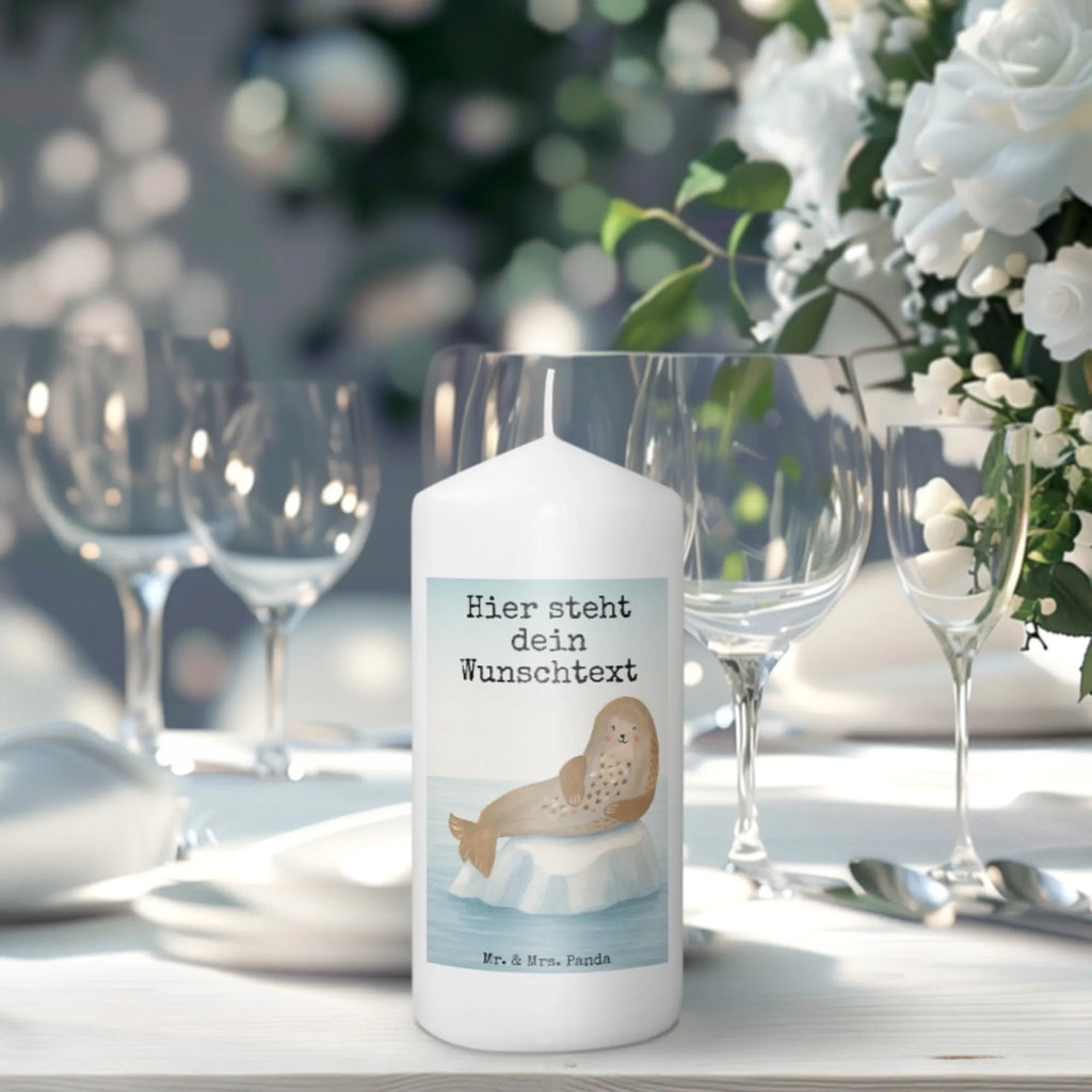 Personalisierte Kerze Robbe Lachen Design Tischkerze Mit Namensdruck, Streukerze Mit Namensdruck, Holz-Kerze Mit Namen, Bio-Kerze Mit Wunschname, Metall-Kerze Mit Namensgravur, Schwimmkerze Mit Namen, Handgegossene Kerze Mit Namen, Duftkerze Mit Namen, Votivkerze Mit Wunschname, Stabkerze Mit Gravur, Adventskerze Mit Wunschname, Laternenkerze Mit Namensdruck, Trauerkerze Mit Namen, Fair-Trade-Kerze Mit Namensgravur, Kerze Für Hochzeit Mit Namensgravur, Kerze Mit Namen, Kerze Mit Spruch Und Namen, Blockkerze Mit Namensdruck, Weihnachtskerze Mit Namensgravur, Andachtskerze Mit Namensgravur, Gartenkerze Mit Namen, Personalisierte Kerze, Bienenwachskerze Mit Wunschname, Osterkerze Mit Namen, Kommunionkerze Mit Namen, Kerze Mit Prägung Und Wunschname, Outdoor-Kerze Mit Namensgravur, Stearinkerze Mit Gravur, Tafelkerze Mit Wunschname, LED-Kerze Mit Wunschname, Grabkerze Mit Namensgravur, Kerze Für Geburtstag Mit Wunschname, Kerzen-Set Mit Namensgravur, Gedenkkerze Mit Namen, Handgemachte Kerze Mit Wunschname, Sojawachskerze Mit Namensdruck, Firmungskerze Mit Wunschname, Gastgeschenk Kerze Mit Namen, Glas-Kerze Mit Wunschname, Teelicht Mit Namensdruck, Stumpenkerze Mit Namensgravur, Taufekerze Mit Namensgravur, Tiermotive, Gute Laune, lustige Sprüche, Tiere, Strand, Meerestier, Seehund, Robben, Ostsee, Robbe, Nordsee