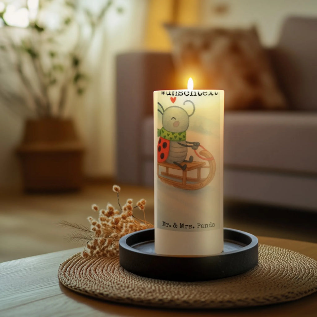 Personalised candle Smörle sledding Design Kerze Mit Prägung Und Wunschname, Osterkerze Mit Namen, Stearinkerze Mit Gravur, Bienenwachskerze Mit Wunschname, Kerze Für Hochzeit Mit Namensgravur, Taufekerze Mit Namensgravur, Glas-Kerze Mit Wunschname, Teelicht Mit Namensdruck, Adventskerze Mit Wunschname, Firmungskerze Mit Wunschname, Handgegossene Kerze Mit Namen, Tafelkerze Mit Wunschname, Bio-Kerze Mit Wunschname, Laternenkerze Mit Namensdruck, Personalisierte Kerze, Fair-Trade-Kerze Mit Namensgravur, Gedenkkerze Mit Namen, Blockkerze Mit Namensdruck, Metall-Kerze Mit Namensgravur, Kerze Für Geburtstag Mit Wunschname, LED-Kerze Mit Wunschname, Handgemachte Kerze Mit Wunschname, Kommunionkerze Mit Namen, Weihnachtskerze Mit Namensgravur, Gartenkerze Mit Namen, Outdoor-Kerze Mit Namensgravur, Kerze Mit Namen, Andachtskerze Mit Namensgravur, Streukerze Mit Namensdruck, Holz-Kerze Mit Namen, Votivkerze Mit Wunschname, Duftkerze Mit Namen, Stabkerze Mit Gravur, Grabkerze Mit Namensgravur, Sojawachskerze Mit Namensdruck, Schwimmkerze Mit Namen, Trauerkerze Mit Namen, Kerzen-Set Mit Namensgravur, Stumpenkerze Mit Namensgravur, Gastgeschenk Kerze Mit Namen, Tischkerze Mit Namensdruck, Kerze Mit Spruch Und Namen, Winter, Weihnachten, Weihnachtsdeko, Nikolaus, Advent, Heiligabend, Wintermotiv, Marzipan, Schlittenfahren, Smörle