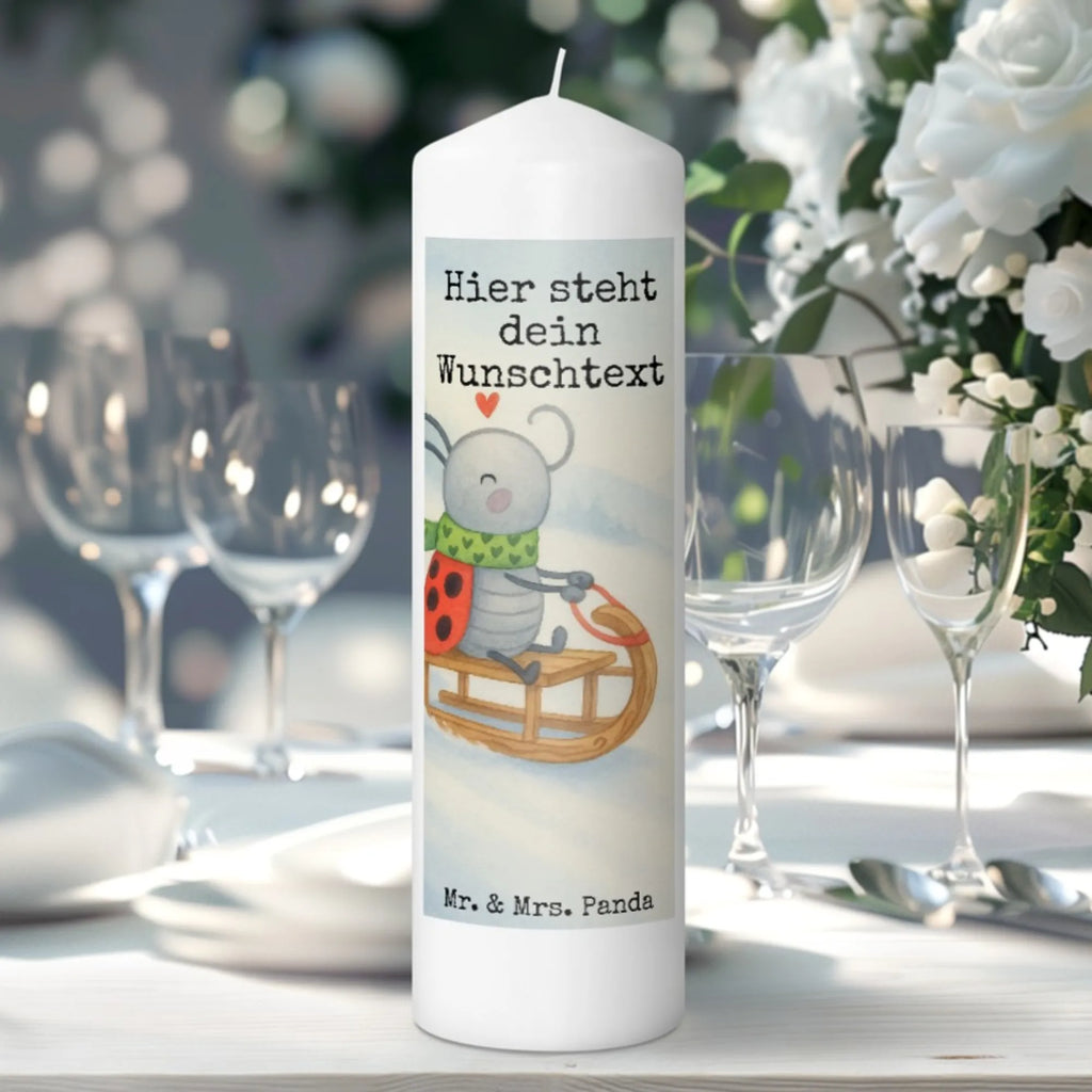 Personalised candle Smörle sledding Design Kerze Mit Prägung Und Wunschname, Osterkerze Mit Namen, Stearinkerze Mit Gravur, Bienenwachskerze Mit Wunschname, Kerze Für Hochzeit Mit Namensgravur, Taufekerze Mit Namensgravur, Glas-Kerze Mit Wunschname, Teelicht Mit Namensdruck, Adventskerze Mit Wunschname, Firmungskerze Mit Wunschname, Handgegossene Kerze Mit Namen, Tafelkerze Mit Wunschname, Bio-Kerze Mit Wunschname, Laternenkerze Mit Namensdruck, Personalisierte Kerze, Fair-Trade-Kerze Mit Namensgravur, Gedenkkerze Mit Namen, Blockkerze Mit Namensdruck, Metall-Kerze Mit Namensgravur, Kerze Für Geburtstag Mit Wunschname, LED-Kerze Mit Wunschname, Handgemachte Kerze Mit Wunschname, Kommunionkerze Mit Namen, Weihnachtskerze Mit Namensgravur, Gartenkerze Mit Namen, Outdoor-Kerze Mit Namensgravur, Kerze Mit Namen, Andachtskerze Mit Namensgravur, Streukerze Mit Namensdruck, Holz-Kerze Mit Namen, Votivkerze Mit Wunschname, Duftkerze Mit Namen, Stabkerze Mit Gravur, Grabkerze Mit Namensgravur, Sojawachskerze Mit Namensdruck, Schwimmkerze Mit Namen, Trauerkerze Mit Namen, Kerzen-Set Mit Namensgravur, Stumpenkerze Mit Namensgravur, Gastgeschenk Kerze Mit Namen, Tischkerze Mit Namensdruck, Kerze Mit Spruch Und Namen, Winter, Weihnachten, Weihnachtsdeko, Nikolaus, Advent, Heiligabend, Wintermotiv, Marzipan, Schlittenfahren, Smörle