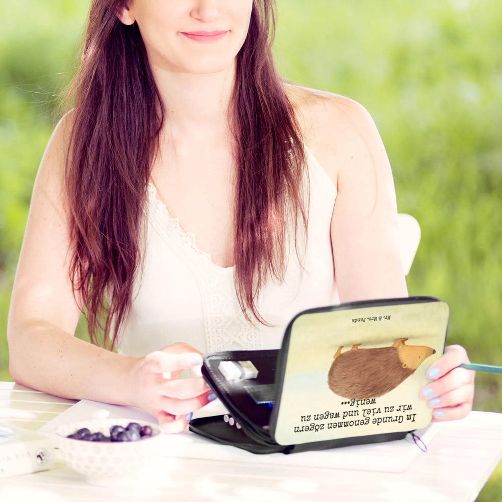 Federmappe Igel Herzen Design Federmappe, Stiftetasche, Stifte Etui, Schule, Einschulung, Geschenk, Kind, Schüler, Schülerin, Stifterolle, Federmäppchen, Motiv, Grundschule, Federmäppchen bedruckt, Büro Stifte Etui, Bestückte Federmappe, Kinder Federmappe, Federmappe Einschulung, Tiermotive, Gute Laune, lustige Sprüche, Tiere, Liebe, Herz, Herzen, Igel, Vertrauen, Kuss, Leben