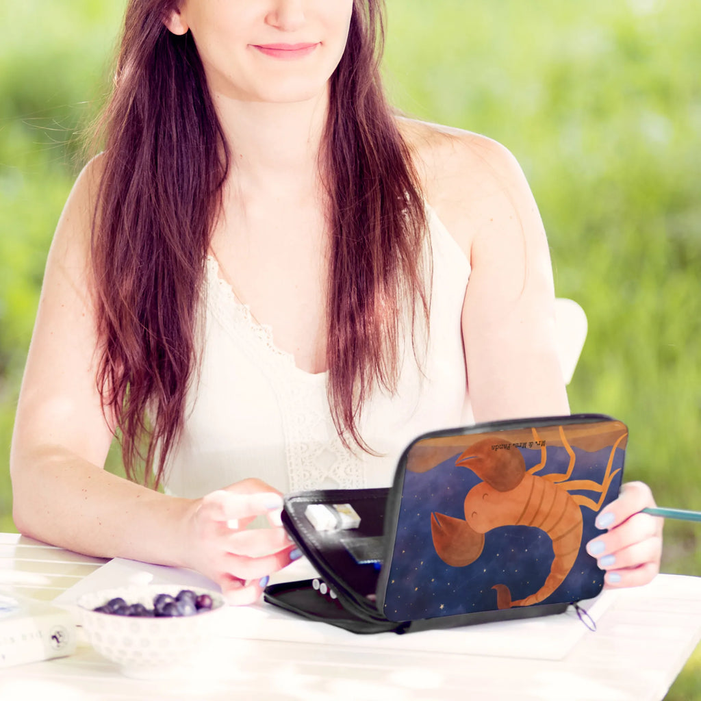 Federmappe Sternzeichen Skorpion Design Schülerin, Einschulung, Schüler, Federmappe, Motiv, Stiftetasche, Büro Stifte Etui, Kinder Federmappe, Stifterolle, Stifte Etui, Federmappe Einschulung, Kind, Federmäppchen, Grundschule, Federmäppchen bedruckt, Geschenk, Bestückte Federmappe, Schule, Tierkreiszeichen, Sternzeichen, Horoskop, Astrologie, Aszendent, Skorpione, Geburtstag Oktober, Geschenk Oktober, Geschenk November, Skorpion Sternzeichen, Geburtstag November, Skorpion Geschenk