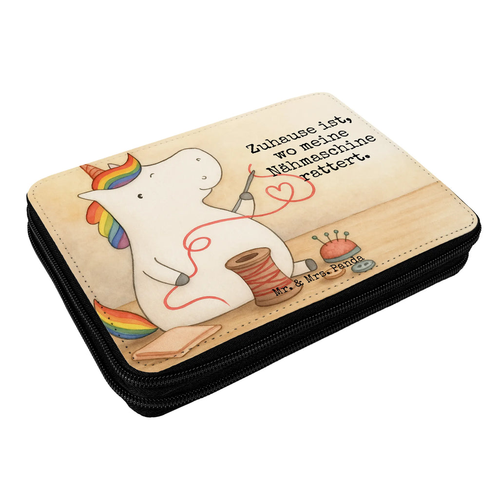 Federmappe Einhorn Näherin Design Federmappe, Stiftetasche, Stifte Etui, Schule, Einschulung, Geschenk, Kind, Schüler, Schülerin, Stifterolle, Federmäppchen, Motiv, Grundschule, Federmäppchen bedruckt, Büro Stifte Etui, Bestückte Federmappe, Kinder Federmappe, Federmappe Einschulung, Einhorn, Einhörner, Einhorn Deko, Unicorn, Näherin, nähen, Mädchen, Freundin, Häkeln, Stricken, basteln, Nähzimmer