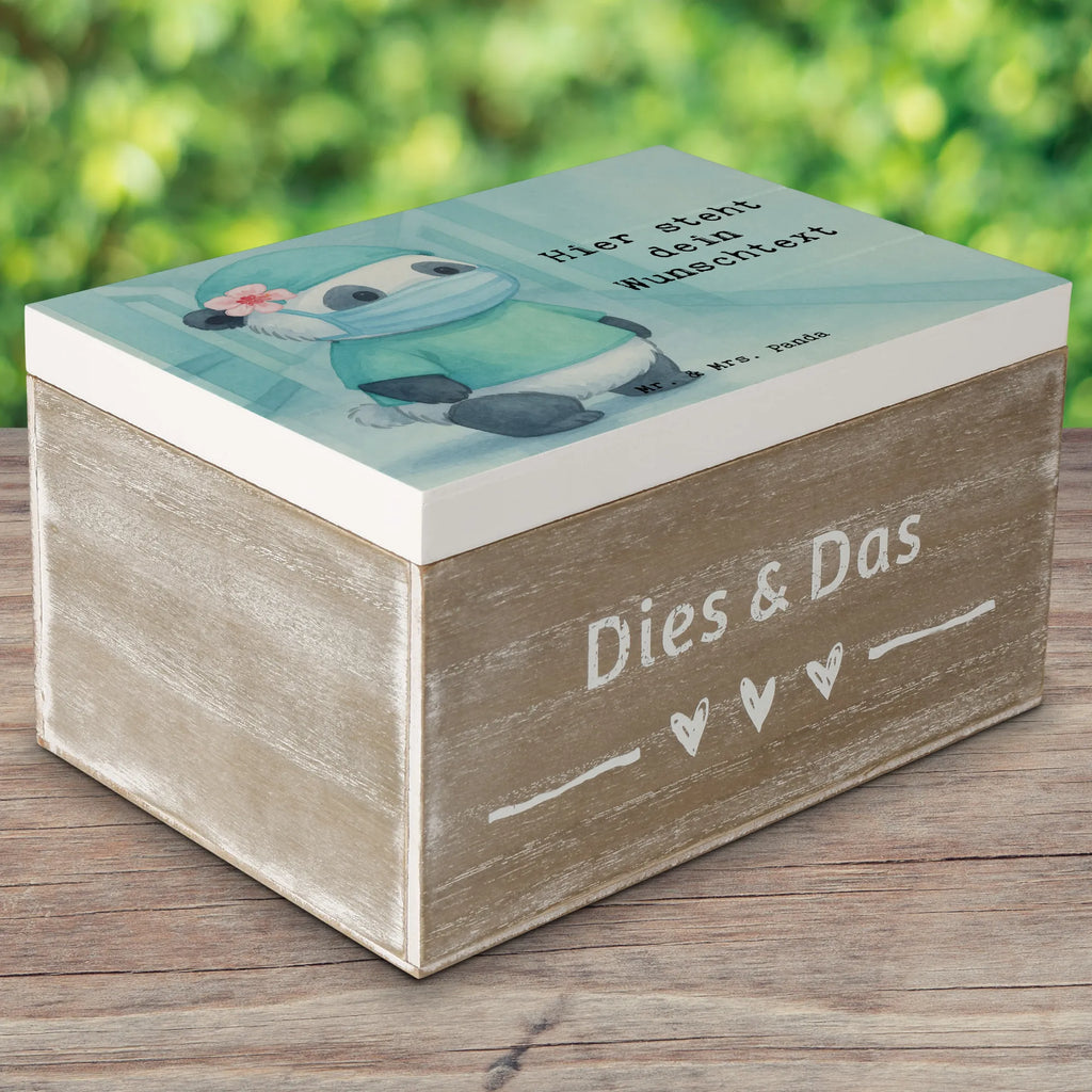 Personalisierte Holzkiste Operationsassistentin Leidenschaft Design Schatulle Personalisiert, Dekokiste mit Namen, Schatzkiste Personalisiert, Erinnerungsbox Personalisiert, Schatzkiste mit Namen, Kiste Personalisiert, mit Namen, Aufbewahrungsbox Personalisiert, GEschenkdose personalisiert, Dekokiste Personalisiert, Holzkiste Personalisiert, Schatulle mit Namen, Truhe mit Namen, Geschenkbox personalisiert, Truhe Personalisiert, Holzkiste mit Namen, Erinnerungskiste Personalisiert, Erinnerungsbox mit Namen, Erinnerungskiste, Aufbewahrungsbox mit Namen, Kiste mit Namen, Beruf, Ausbildung, Jubiläum, Abschied, Rente, Kollege, Kollegin, Geschenk, Schenken, Arbeitskollege, Mitarbeiter, Firma, Danke, Dankeschön, OP Assistentin, Operationsassistenz, Operationstechnische Assistentin, OTA, Operationsassistentin