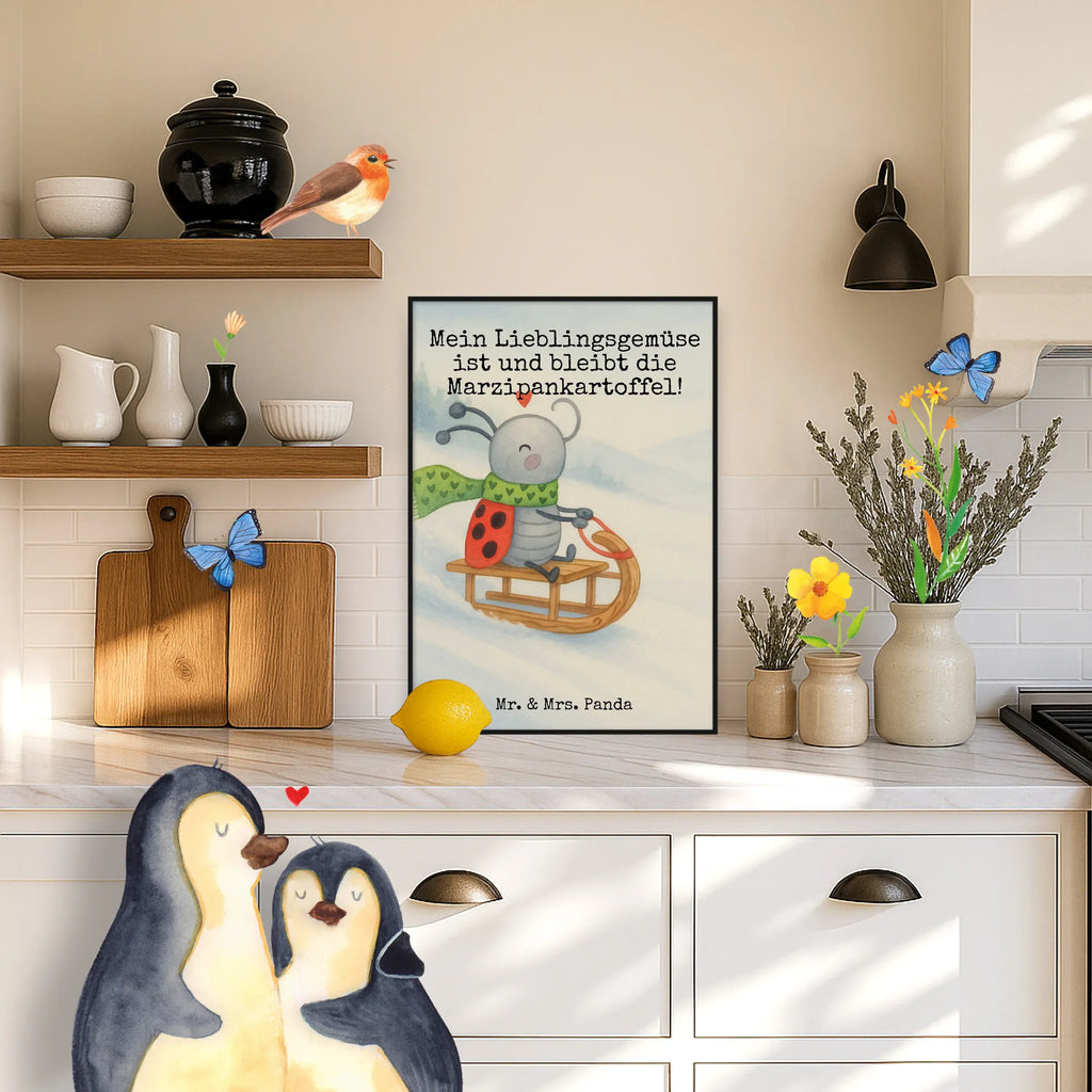 Poster Smörle Rodeln Design Designposter, Mr. & Mrs. Panda Poster, Poster, Wanddeko Bild, Raumdekoration, Kunstdruck, Wandposter, Kinderposter, Handgemaltes Poster, Wanddekoration, Wanddeko, Posterdruck, Bild, Küchenposter, Winter, Weihnachten, Weihnachtsdeko, Nikolaus, Advent, Heiligabend, Wintermotiv, Marzipan, Smörle, Schlittenfahren