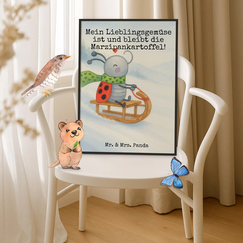 Poster Smörle Rodeln Design Designposter, Mr. & Mrs. Panda Poster, Poster, Wanddeko Bild, Raumdekoration, Kunstdruck, Wandposter, Kinderposter, Handgemaltes Poster, Wanddekoration, Wanddeko, Posterdruck, Bild, Küchenposter, Winter, Weihnachten, Weihnachtsdeko, Nikolaus, Advent, Heiligabend, Wintermotiv, Marzipan, Smörle, Schlittenfahren