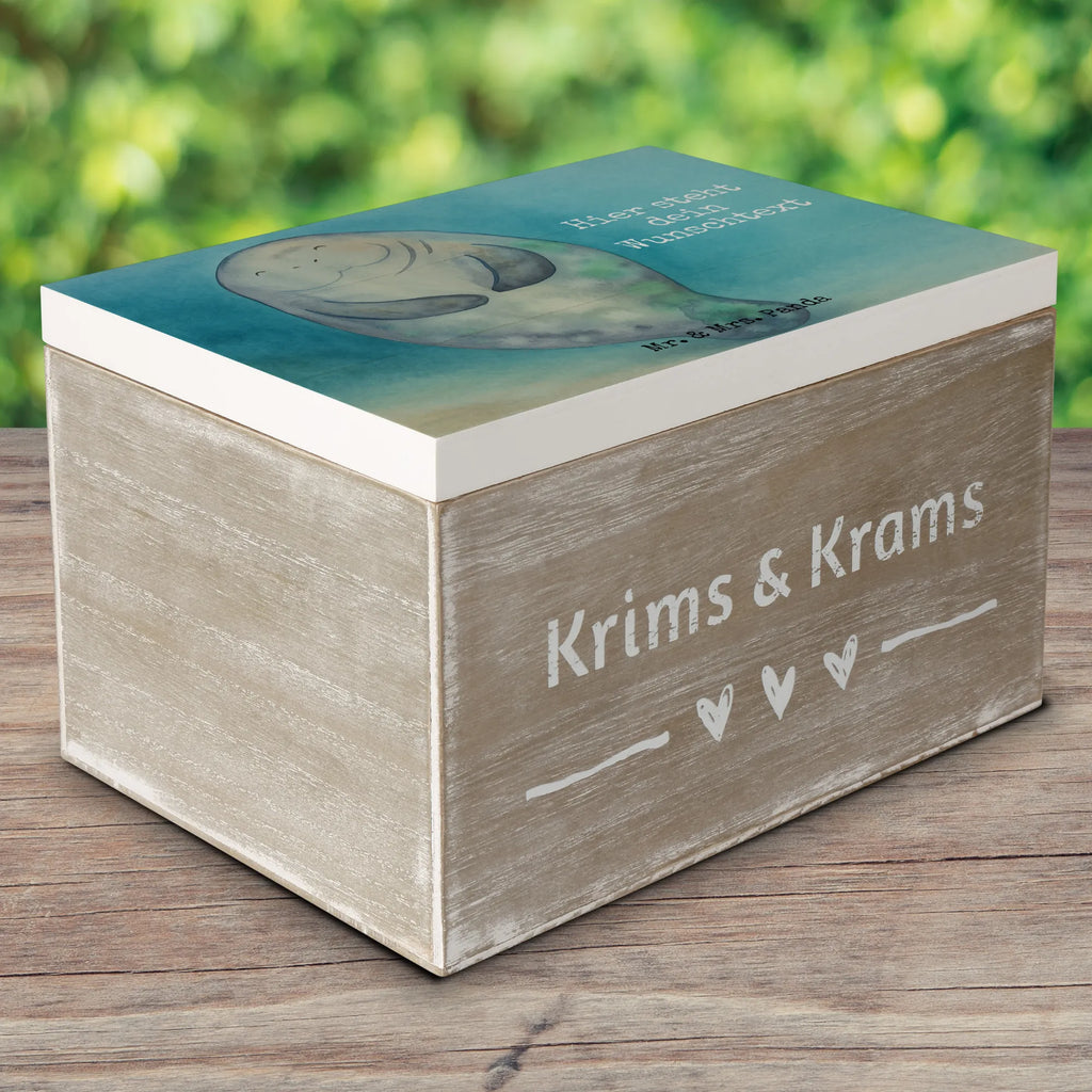 Personalisierte Holzkiste Seekuh Happy Design Aufbewahrungsbox Personalisiert, Schatzkiste mit Namen, Truhe mit Namen, Schatzkiste Personalisiert, GEschenkdose personalisiert, Erinnerungsbox Personalisiert, Kiste Personalisiert, Schatulle Personalisiert, Truhe Personalisiert, mit Namen, Kiste mit Namen, Dekokiste Personalisiert, Holzkiste Personalisiert, Schatulle mit Namen, Dekokiste mit Namen, Geschenkbox personalisiert, Erinnerungskiste Personalisiert, Erinnerungsbox mit Namen, Erinnerungskiste, Holzkiste mit Namen, Aufbewahrungsbox mit Namen, Meerestiere, Meer, Urlaub, Freundin, Respekt, Seekühe, Achtsamkeit, Liebeskummer, Neustart, Zufrieden, Selbstliebe, Seekuh, Neuanfang