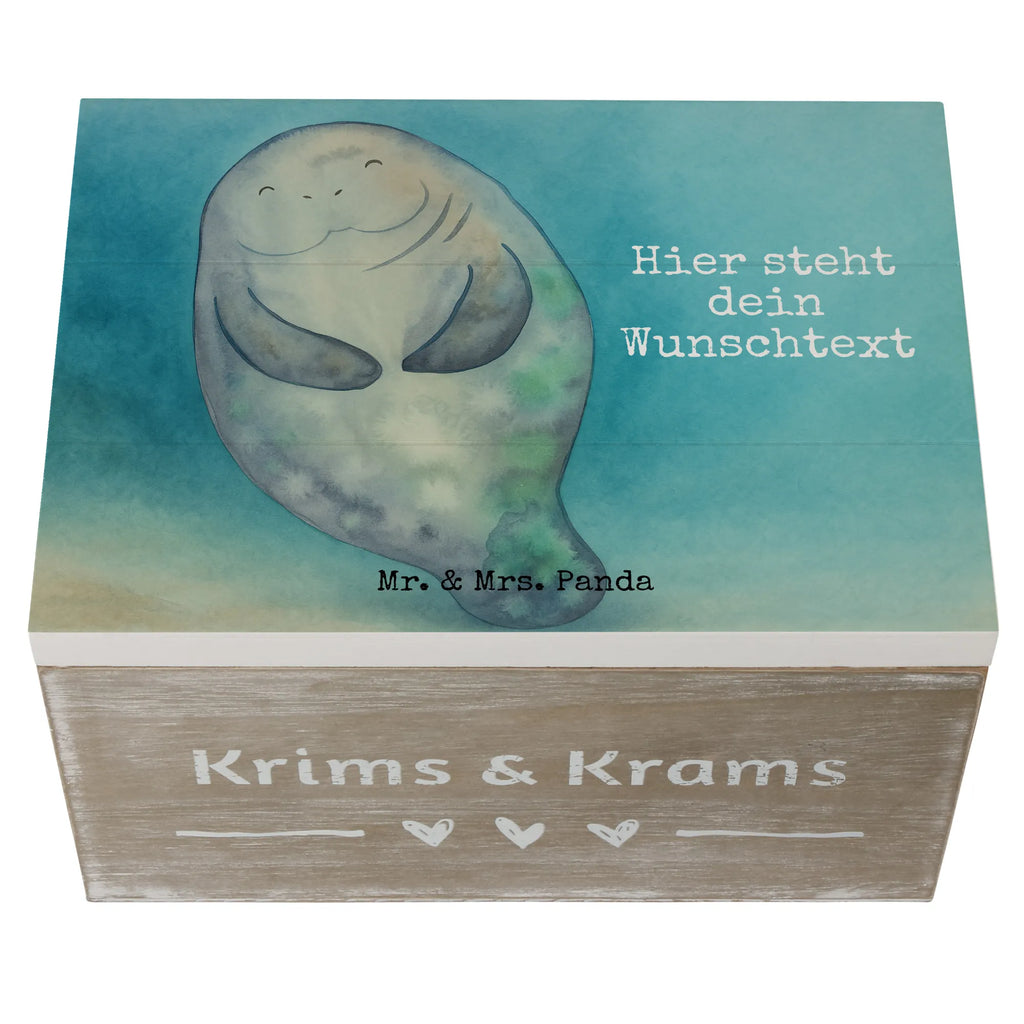 Personalisierte Holzkiste Seekuh Happy Design Aufbewahrungsbox Personalisiert, Schatzkiste mit Namen, Truhe mit Namen, Schatzkiste Personalisiert, GEschenkdose personalisiert, Erinnerungsbox Personalisiert, Kiste Personalisiert, Schatulle Personalisiert, Truhe Personalisiert, mit Namen, Kiste mit Namen, Dekokiste Personalisiert, Holzkiste Personalisiert, Schatulle mit Namen, Dekokiste mit Namen, Geschenkbox personalisiert, Erinnerungskiste Personalisiert, Erinnerungsbox mit Namen, Erinnerungskiste, Holzkiste mit Namen, Aufbewahrungsbox mit Namen, Meerestiere, Meer, Urlaub, Freundin, Respekt, Seekühe, Achtsamkeit, Liebeskummer, Neustart, Zufrieden, Selbstliebe, Seekuh, Neuanfang
