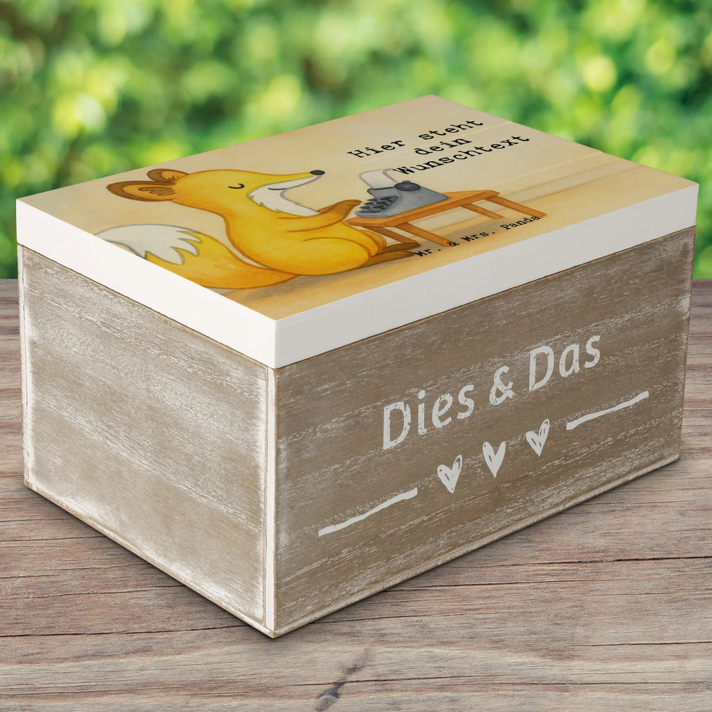 Personalizowane drewniane pudełko księgowy Pasja Design Dekokiste mit Namen, Dekokiste Personalisiert, Aufbewahrungsbox mit Namen, Schatulle Personalisiert, Holzkiste mit Namen, Erinnerungskiste Personalisiert, Truhe Personalisiert, Holzkiste Personalisiert, Kiste mit Namen, Kiste Personalisiert, Schatzkiste Personalisiert, Schatzkiste mit Namen, Schatulle mit Namen, Aufbewahrungsbox Personalisiert, GEschenkdose personalisiert, Geschenkbox personalisiert, Truhe mit Namen, Erinnerungsbox mit Namen, Erinnerungsbox Personalisiert, mit Namen, Erinnerungskiste, Beruf, Ausbildung, Jubiläum, Abschied, Rente, Kollege, Kollegin, Geschenk, Schenken, Arbeitskollege, Mitarbeiter, Firma, Danke, Dankeschön, Buchhalter, Backoffice Mitarbeiter, Angestellter, Bürojob
