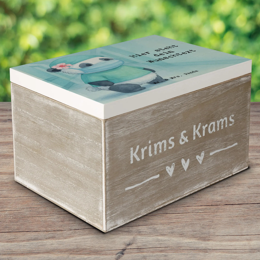 Personalisierte Holzkiste Operationsassistentin Leidenschaft Design Schatulle Personalisiert, Dekokiste mit Namen, Schatzkiste Personalisiert, Erinnerungsbox Personalisiert, Schatzkiste mit Namen, Kiste Personalisiert, mit Namen, Aufbewahrungsbox Personalisiert, GEschenkdose personalisiert, Dekokiste Personalisiert, Holzkiste Personalisiert, Schatulle mit Namen, Truhe mit Namen, Geschenkbox personalisiert, Truhe Personalisiert, Holzkiste mit Namen, Erinnerungskiste Personalisiert, Erinnerungsbox mit Namen, Erinnerungskiste, Aufbewahrungsbox mit Namen, Kiste mit Namen, Beruf, Ausbildung, Jubiläum, Abschied, Rente, Kollege, Kollegin, Geschenk, Schenken, Arbeitskollege, Mitarbeiter, Firma, Danke, Dankeschön, OP Assistentin, Operationsassistenz, Operationstechnische Assistentin, OTA, Operationsassistentin