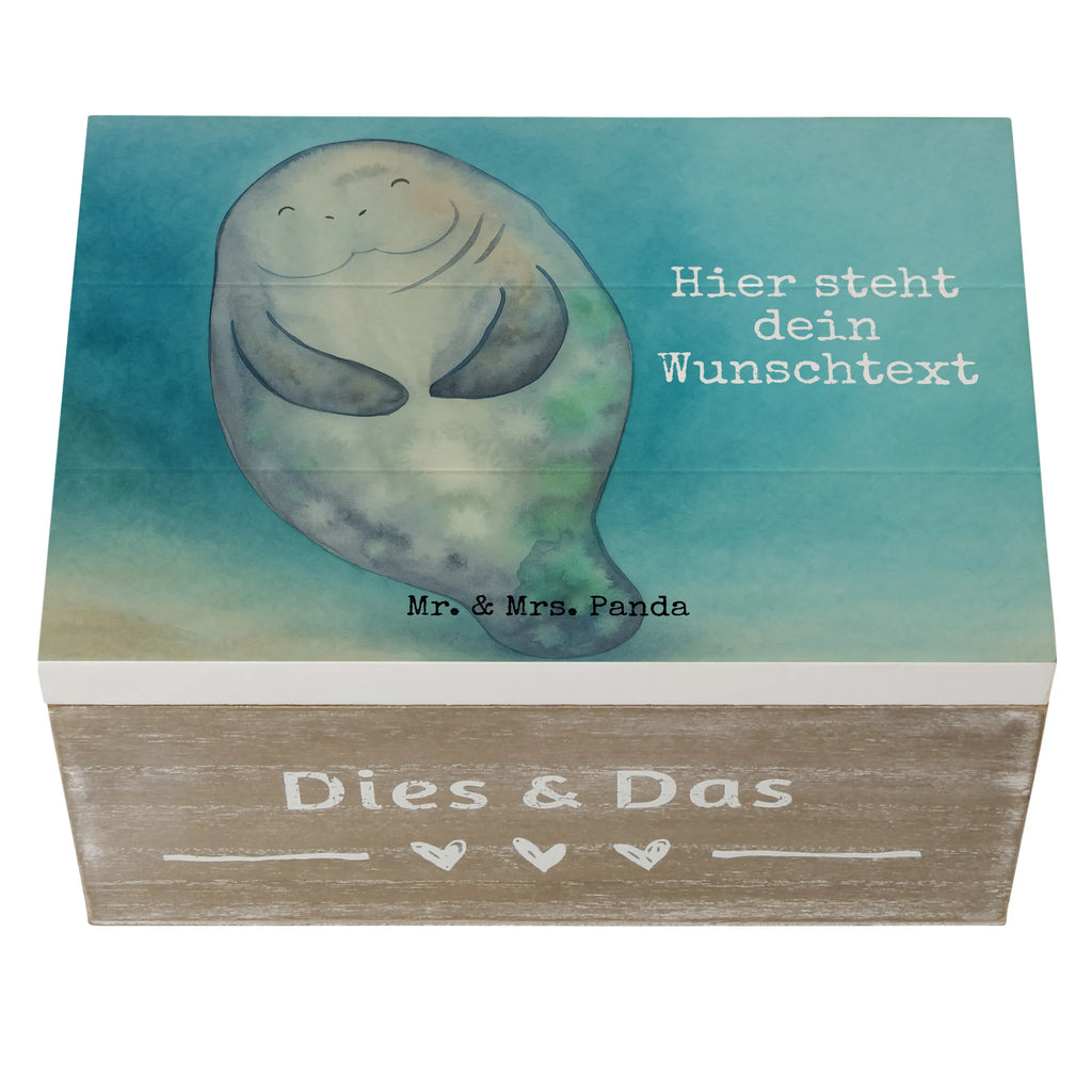 Personalisierte Holzkiste Seekuh Happy Design Aufbewahrungsbox Personalisiert, Schatzkiste mit Namen, Truhe mit Namen, Schatzkiste Personalisiert, GEschenkdose personalisiert, Erinnerungsbox Personalisiert, Kiste Personalisiert, Schatulle Personalisiert, Truhe Personalisiert, mit Namen, Kiste mit Namen, Dekokiste Personalisiert, Holzkiste Personalisiert, Schatulle mit Namen, Dekokiste mit Namen, Geschenkbox personalisiert, Erinnerungskiste Personalisiert, Erinnerungsbox mit Namen, Erinnerungskiste, Holzkiste mit Namen, Aufbewahrungsbox mit Namen, Meerestiere, Meer, Urlaub, Freundin, Respekt, Seekühe, Achtsamkeit, Liebeskummer, Neustart, Zufrieden, Selbstliebe, Seekuh, Neuanfang